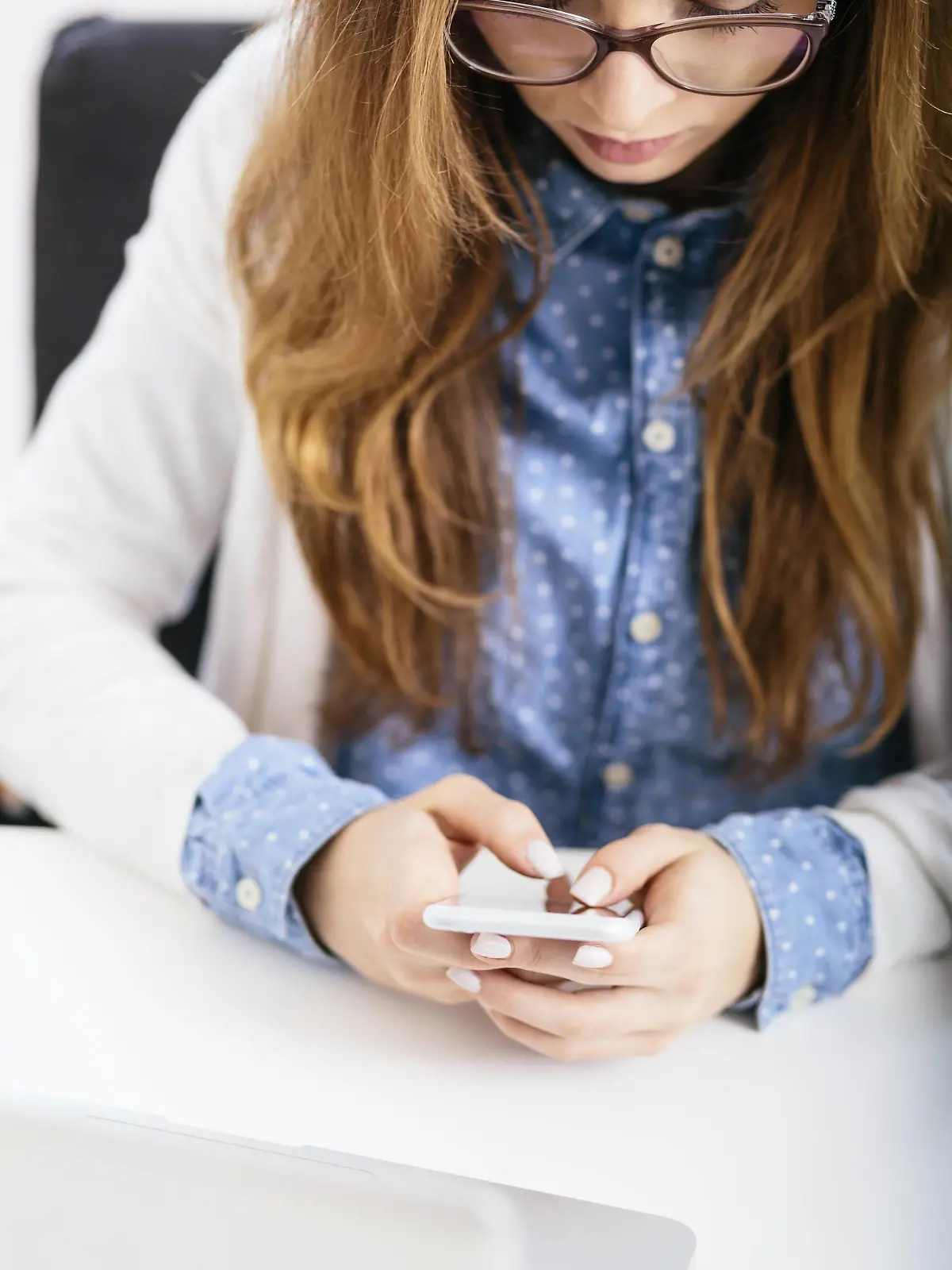 Young woman using her smartphone at desk in the office model released Symbolfoto PUBLICATIONxINxGERxSUIxAUTxHUNxONLY AKNF000044

Young Woman Using her Smartphone AT Desk in The Office Model released Symbolic image PUBLICATIONxINxGERxSUIxAUTxHUNxONLY AKNF000044