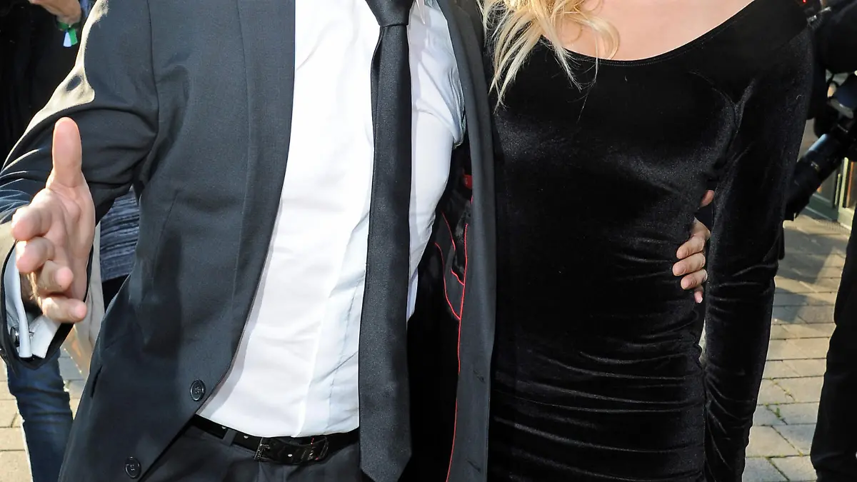 Der Komiker Oliver Pocher und die Schauspielerin Sophia Thomalla kommen am 06.04.2016 zum Eagles Fashion Dinner im Paulaner am Nockerberg in München (Bayern). Der Eagles Charity Golf Club mit Prominenten aus Film, Fernsehen und Wirtschaft stellt sich in den Dienst der guten Sache und unterstützt diejenigen, die auf der Schattenseite des Lebens stehen. Der Erlös des Abends geht an die McDonald's Kinderhilfe und die Deutsche Knochenmark Spende (DKSM). Foto: Ursula Düren/dpa +++(c) dpa - Bildfunk+++