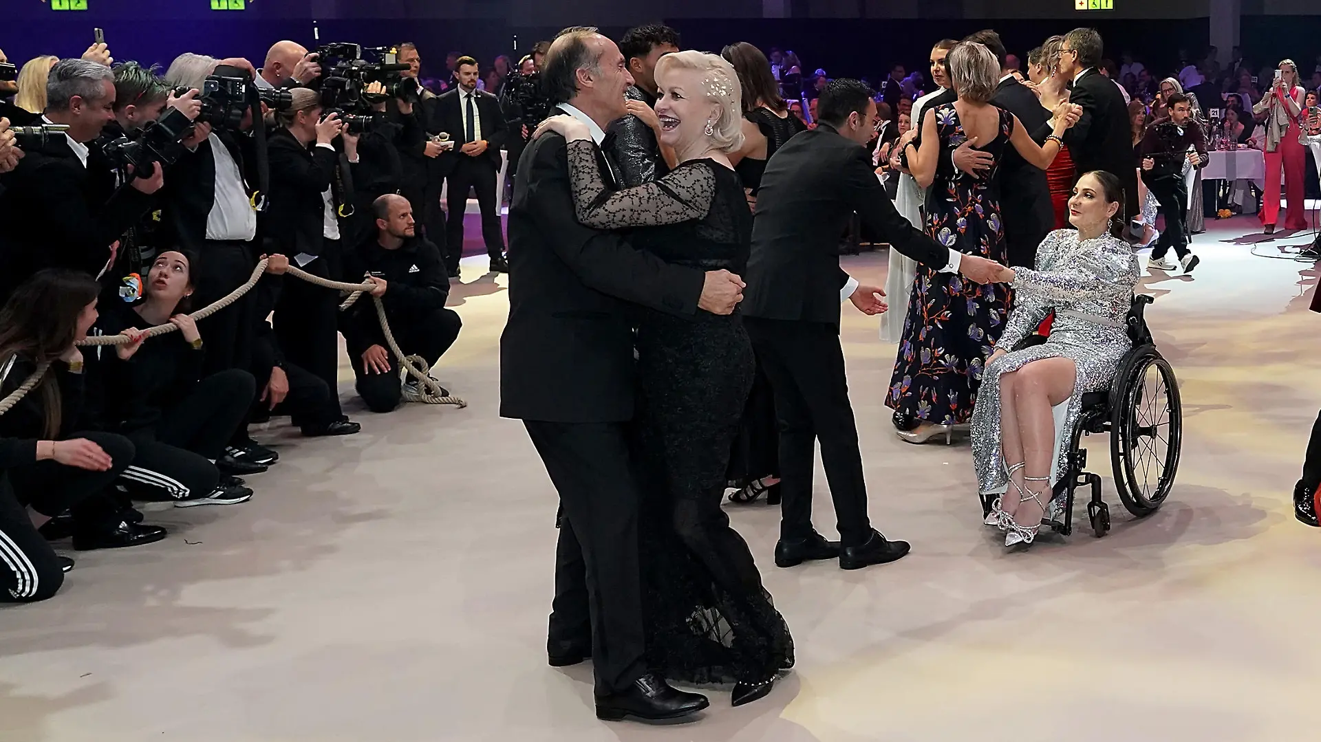 21.01.2023, Festhalle, Frankfurt, 52. Ball des Sports der Stiftung Deutsche Sporthilfe 2023, im Bild
Eröffnungstanz mit Marika Kilius und Eberhard Gienger, Kristina Vogel und Mike Josef (Sportdezernent Stadt Frankfurt)