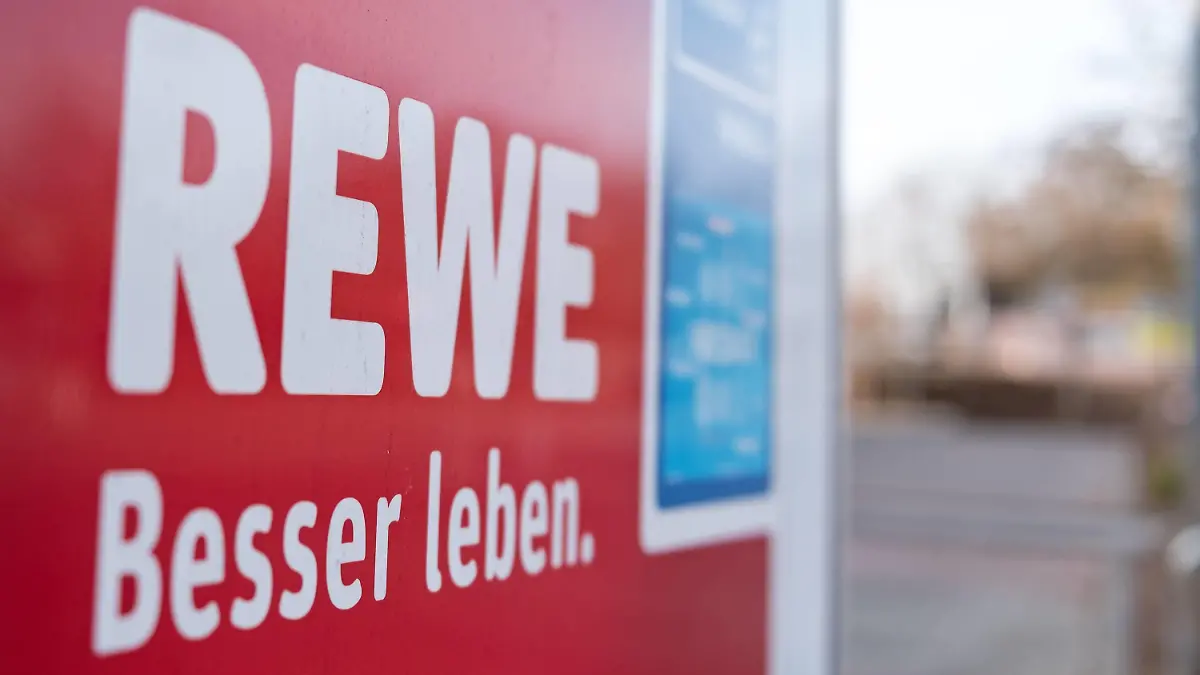 Feature REWE 12.02.2017, Selters/Taunus: Logo, Brands, Rewe-Card, Payback Card, Rewe besser leben Selters im Taunus Hessen Germany Rewe Markt
Feature REWE 12 02 2017 Selters Taunus emblem Brands REWE Card Payback Card REWE better Life Selters in Taunus Hesse Germany REWE Market