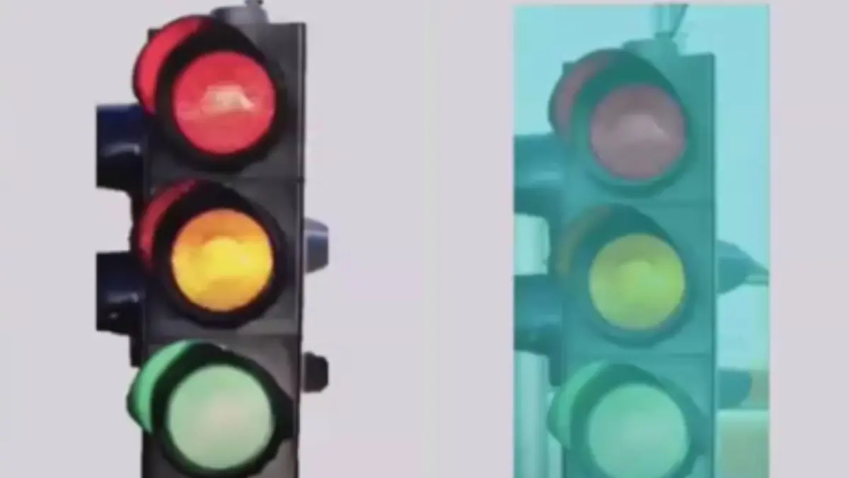 Auf der linken Seite ist eine gewöhnliche Ampel zusehen, jedoch auf der rechten Seite liegt ein Cyan-Filter auf dem Foto und das rote Ampellicht wirkt grau.