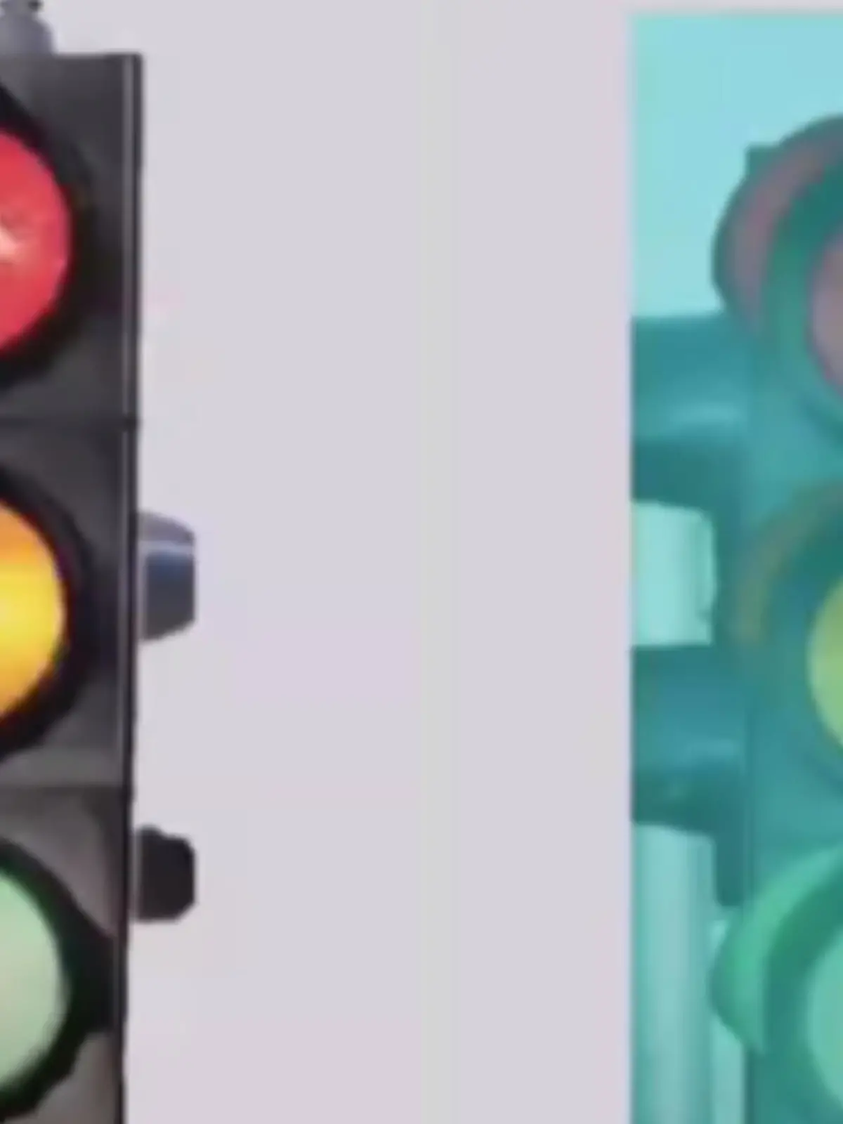 Auf der linken Seite ist eine gewöhnliche Ampel zusehen, jedoch auf der rechten Seite liegt ein Cyan-Filter auf dem Foto und das rote Ampellicht wirkt grau.