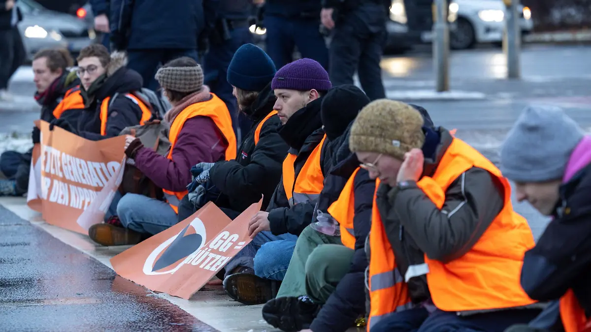 20.01.2023, Sachsen, Dresden: Die Aktivisten der ·Letzten Generation· kleben sich auf der Dresdner Bergstraße fest und wollen damit auf die Einhaltung der Klimaziele aufmerksam machen. Foto: Daniel Schäfer/dpa +++ dpa-Bildfunk +++