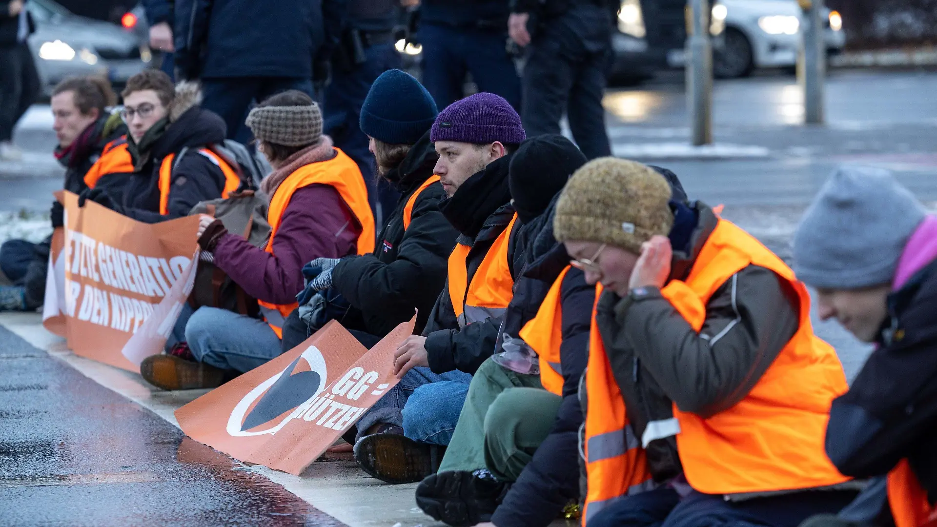 20.01.2023, Sachsen, Dresden: Die Aktivisten der ·Letzten Generation· kleben sich auf der Dresdner Bergstraße fest und wollen damit auf die Einhaltung der Klimaziele aufmerksam machen. Foto: Daniel Schäfer/dpa +++ dpa-Bildfunk +++