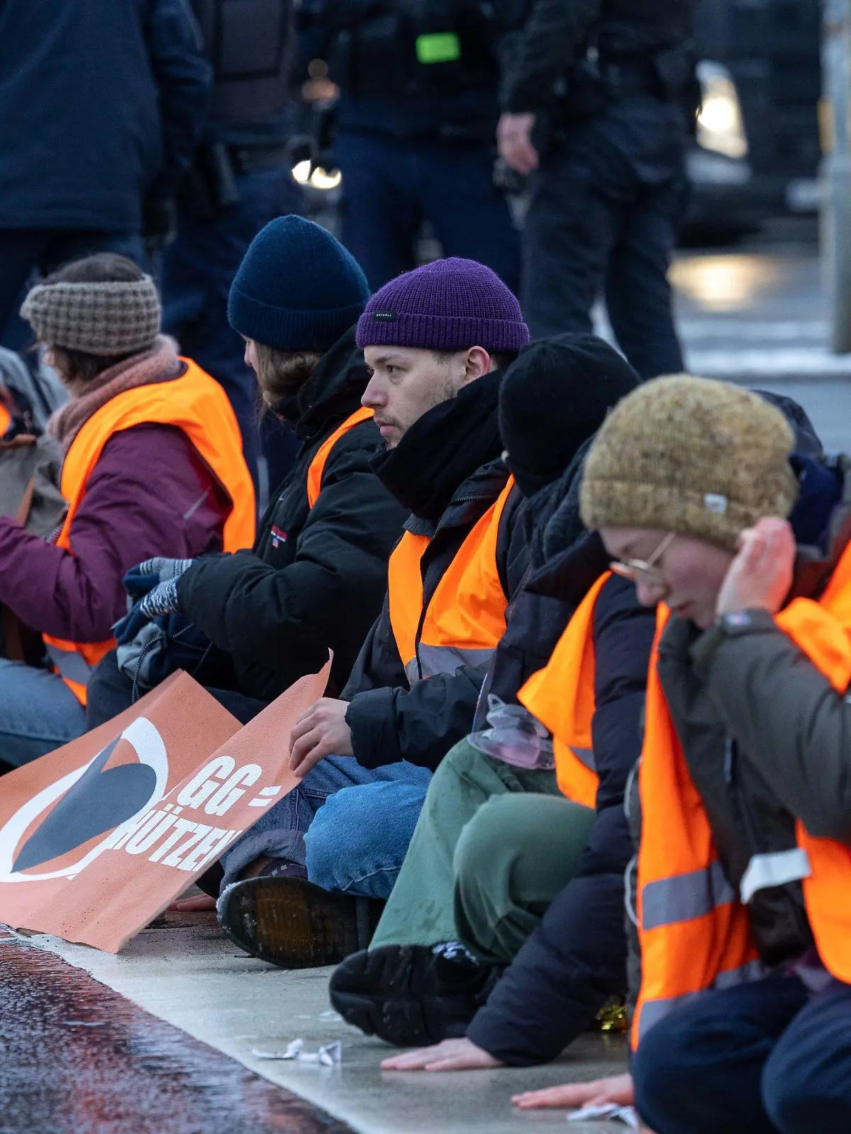 20.01.2023, Sachsen, Dresden: Die Aktivisten der ·Letzten Generation· kleben sich auf der Dresdner Bergstraße fest und wollen damit auf die Einhaltung der Klimaziele aufmerksam machen. Foto: Daniel Schäfer/dpa +++ dpa-Bildfunk +++