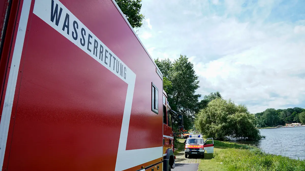  Rettungskraefte simmulieren die Rettung eines Ertrinkenden/ Badeunfall am Fuehlinger See in Koeln Rettungswagen der Wasserrettung der Feuerwehr am Badesee bei der Demonstration Rettung eines Ertrinkenden im See gemeinsam mit der Feuerwehr und der DLRG Deutschen-Lebens-Rettungs-Gesellschaft am Fuehlinger See in Koeln Symbolbild Deutschland *** Rescue forces simulate the rescue of a drowning man swimming accident at the Fuehlinger lake in Cologne Rescue car of the water rescue of the fire brigade at the bathing lake during the demonstration rescue of a drowning man in the lake together with the fire brigade and the DLRG German Life Saving Association at the Fuehlinger lake in Cologne symbol picture Germany