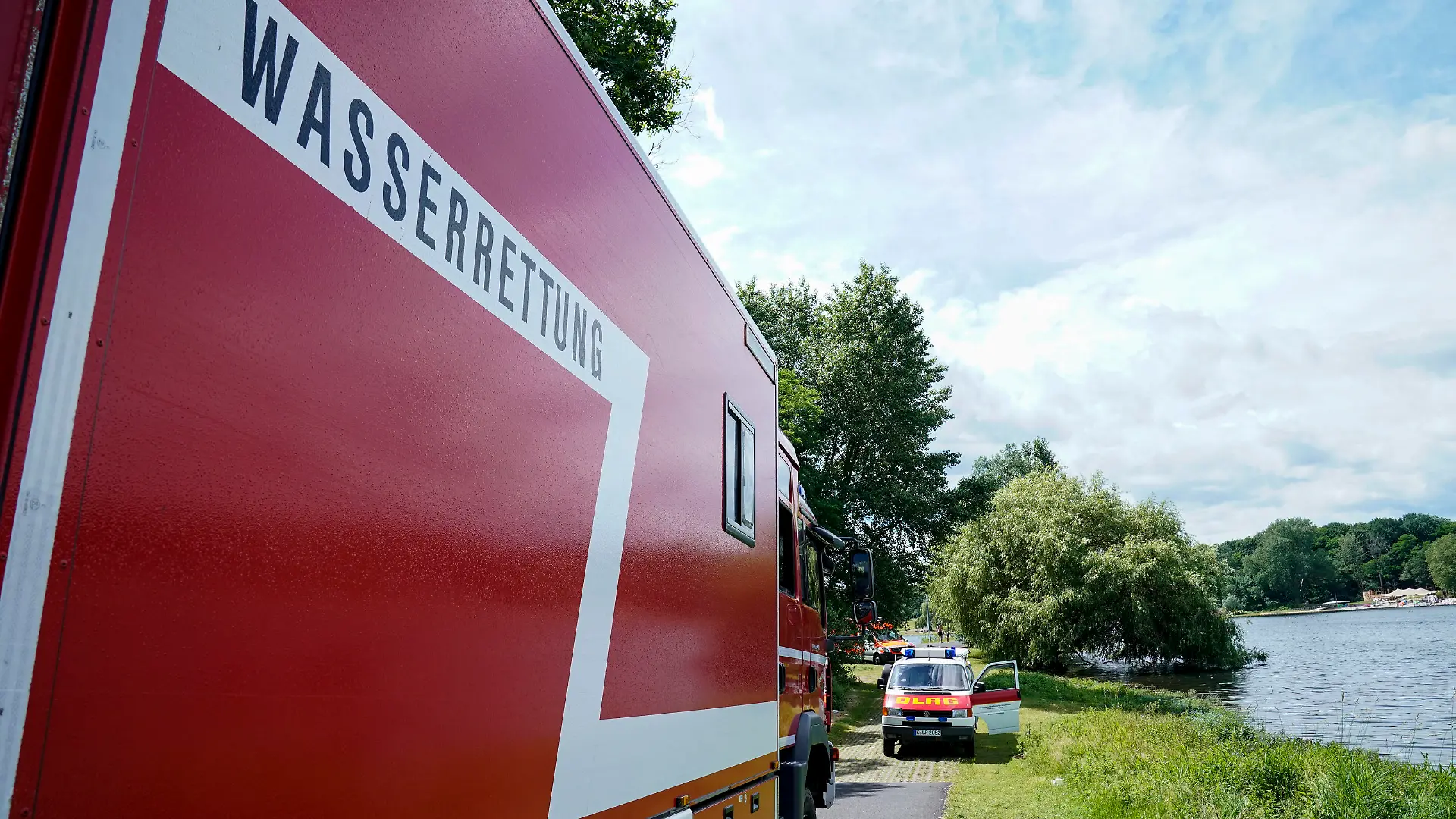Rettungskraefte simmulieren die Rettung eines Ertrinkenden/ Badeunfall am Fuehlinger See in Koeln Rettungswagen der Wasserrettung der Feuerwehr am Badesee bei der Demonstration Rettung eines Ertrinkenden im See gemeinsam mit der Feuerwehr und der DLRG Deutschen-Lebens-Rettungs-Gesellschaft am Fuehlinger See in Koeln Symbolbild Deutschland *** Rescue forces simulate the rescue of a drowning man swimming accident at the Fuehlinger lake in Cologne Rescue car of the water rescue of the fire brigade at the bathing lake during the demonstration rescue of a drowning man in the lake together with the fire brigade and the DLRG German Life Saving Association at the Fuehlinger lake in Cologne symbol picture Germany