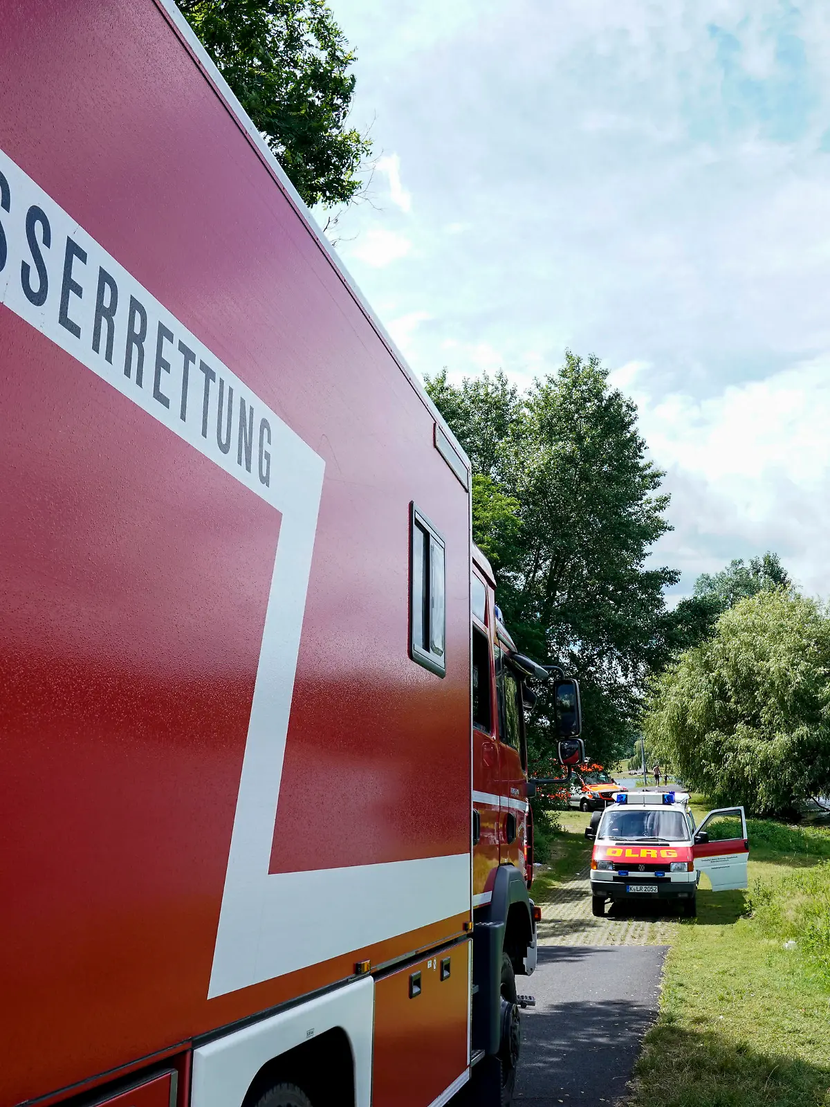  Rettungskraefte simmulieren die Rettung eines Ertrinkenden/ Badeunfall am Fuehlinger See in Koeln Rettungswagen der Wasserrettung der Feuerwehr am Badesee bei der Demonstration Rettung eines Ertrinkenden im See gemeinsam mit der Feuerwehr und der DLRG Deutschen-Lebens-Rettungs-Gesellschaft am Fuehlinger See in Koeln Symbolbild Deutschland *** Rescue forces simulate the rescue of a drowning man swimming accident at the Fuehlinger lake in Cologne Rescue car of the water rescue of the fire brigade at the bathing lake during the demonstration rescue of a drowning man in the lake together with the fire brigade and the DLRG German Life Saving Association at the Fuehlinger lake in Cologne symbol picture Germany