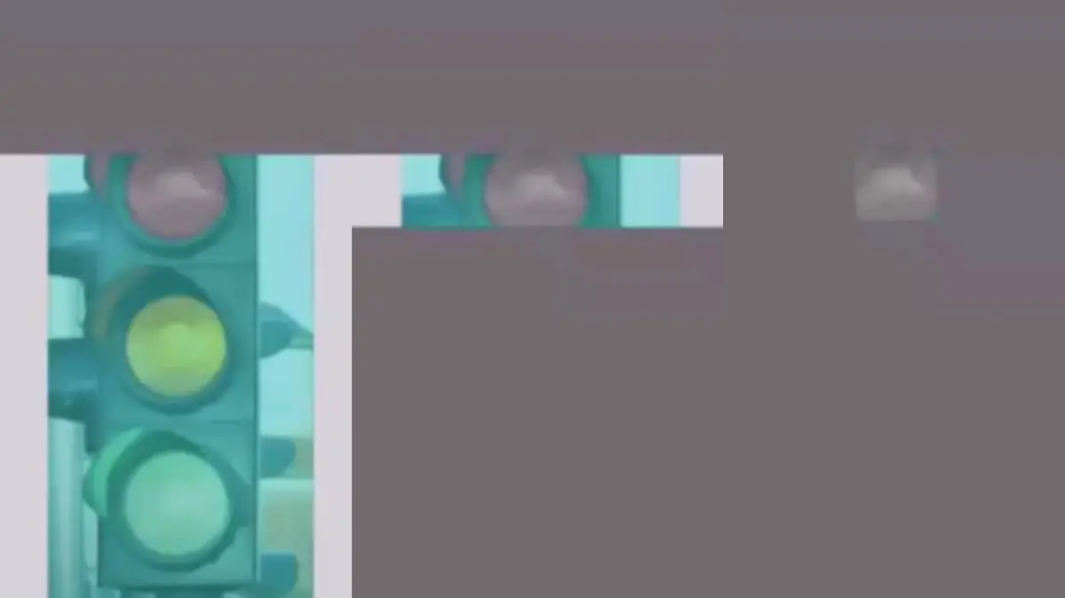 Links auf dem Bild ist ein Foto einer gewöhnlichen Ampel zu erkennen. Auf der rechten Seite befindet sich auf der Ampel ein Cyan-Filter, wodurch die Farben anders wirken.