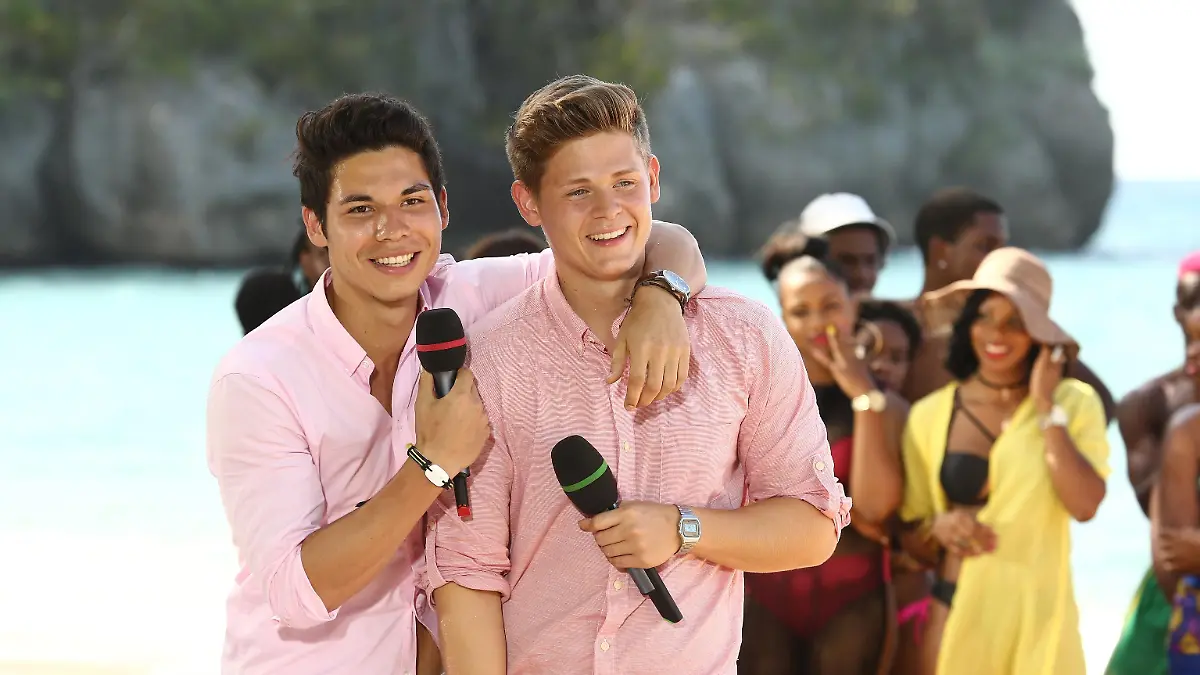 Nach ihrer Performance am 'Bamboo Beach' schickt die Jury Mark Hoffmann (l.) und Tobias Soltau eine Runde weiter.