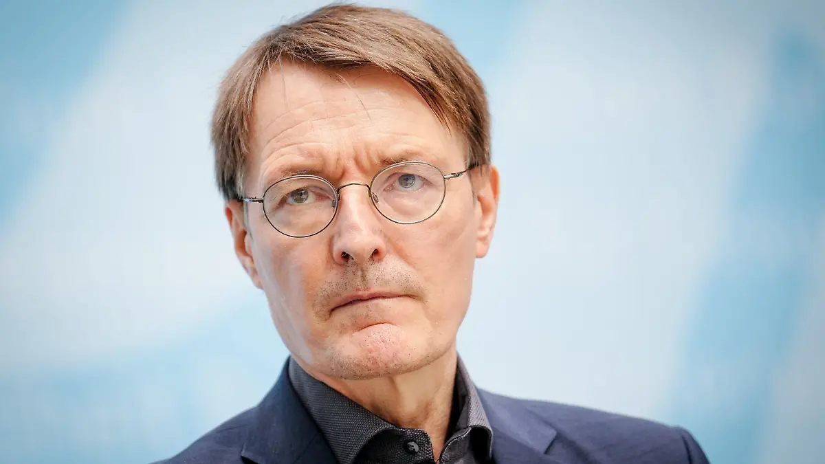 ARCHIV - 14.09.2022, Berlin: Karl Lauterbach (SPD), Bundesminister für Gesundheit, gibt in seinem Ministerium eine Pressekonferenz. Die Bundesanwaltschaft hat Anklage gegen eine mutmaßliche Terrorgruppe erhoben, die den Sturz der Bundesregierung und die Entführung von Bundesgesundheitsminister Karl Lauterbach (SPD) geplant haben soll. Foto: Kay Nietfeld/dpa +++ dpa-Bildfunk +++