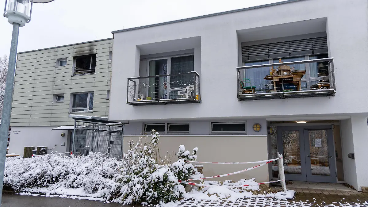 Reutlingen Reutlingen, Brand in Pflegeheim, 18.01.2023 Nach dem Brand in einem Reutlinger Pflegeheim fuer psychisch kranke Menschen ermittelt die Tuebinger Staatsanwaltschaft wegen Mordverdacht. Das Feuer ist am spaeten Dienstag abend Im Obergeschoss in einem Zimmer eine mittlerweile Tatverdaechtigen Bewohnerin ausgebrochen. Bei dem Brand starben drei Menschen, insgesamt 12 wurden verletzt. *** Reutlingen Reutlingen, fire in nursing home, 18 01 2023 After the fire in a Reutlingen nursing home for mentally ill people, the Tuebingen prosecutors office is investigating on suspicion of murder The fire broke out late Tuesday evening In the upper floor in a room of a meanwhile suspected resident In the fire, three people died, a total of 12 w Copyright: xDennisxDuddek/xEibnerxPressefotox EP_DDK