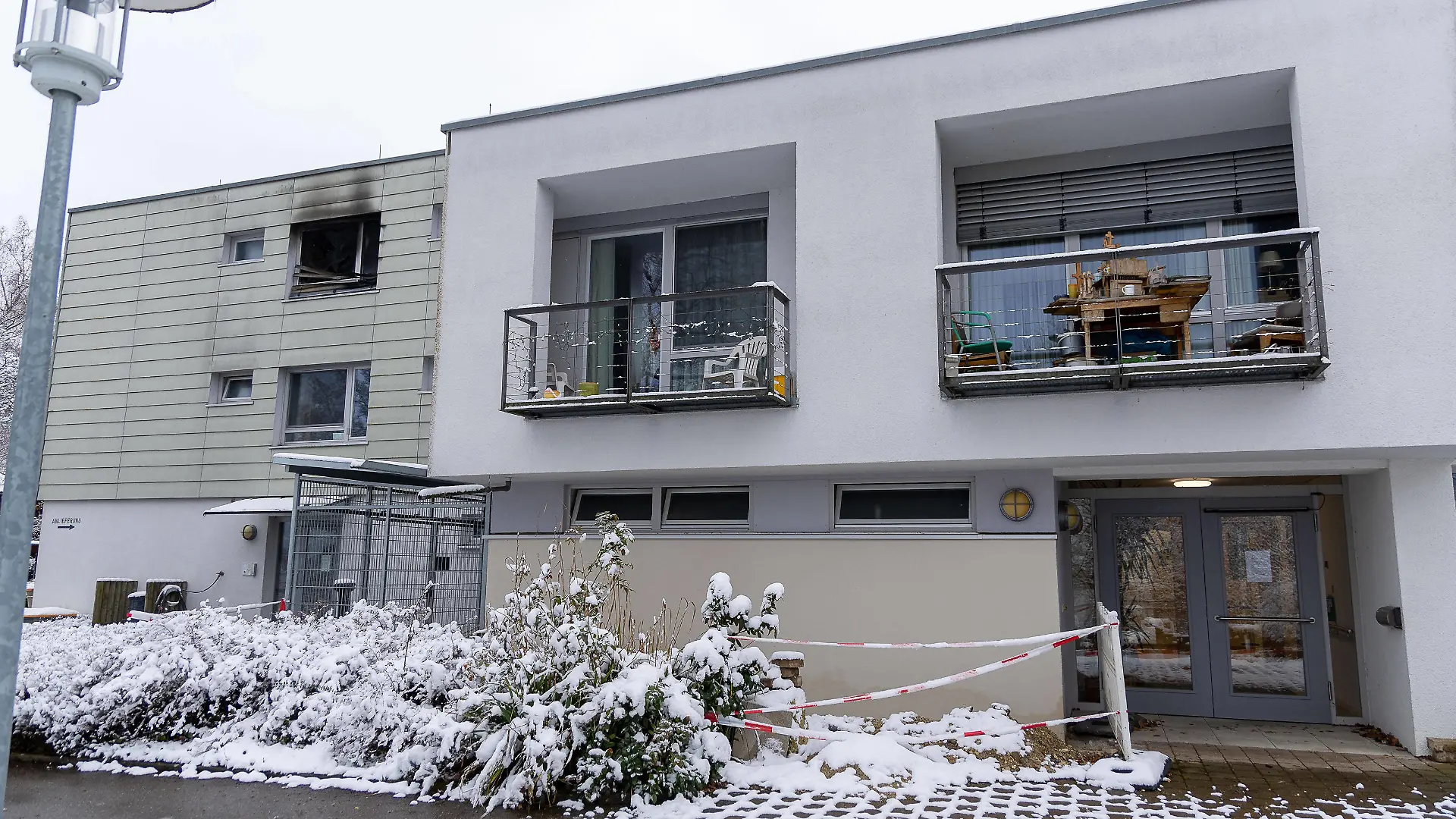 Reutlingen Reutlingen, Brand in Pflegeheim, 18.01.2023 Nach dem Brand in einem Reutlinger Pflegeheim fuer psychisch kranke Menschen ermittelt die Tuebinger Staatsanwaltschaft wegen Mordverdacht. Das Feuer ist am spaeten Dienstag abend Im Obergeschoss in einem Zimmer eine mittlerweile Tatverdaechtigen Bewohnerin ausgebrochen. Bei dem Brand starben drei Menschen, insgesamt 12 wurden verletzt. *** Reutlingen Reutlingen, fire in nursing home, 18 01 2023 After the fire in a Reutlingen nursing home for mentally ill people, the Tuebingen prosecutors office is investigating on suspicion of murder The fire broke out late Tuesday evening In the upper floor in a room of a meanwhile suspected resident In the fire, three people died, a total of 12 w Copyright: xDennisxDuddek/xEibnerxPressefotox EP_DDK