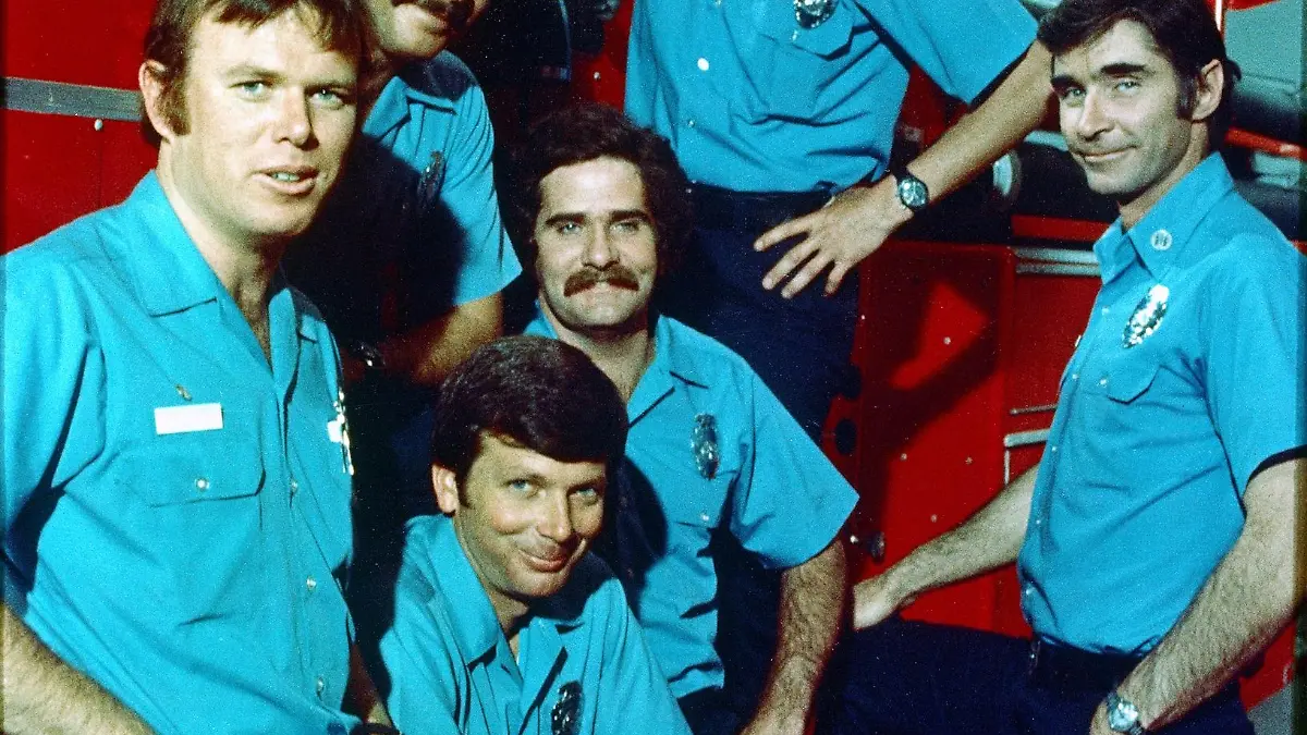 (v.l.) Roy DeSoto (Kevin Tighe), Marco Lopez (Marco Lopez), Mike Stoker (Mike Stoker), Chet Kelly (Tim Donnelly), John Gage (Randolph Mantooth) und Captain Hank Stanley (Michael Norell)