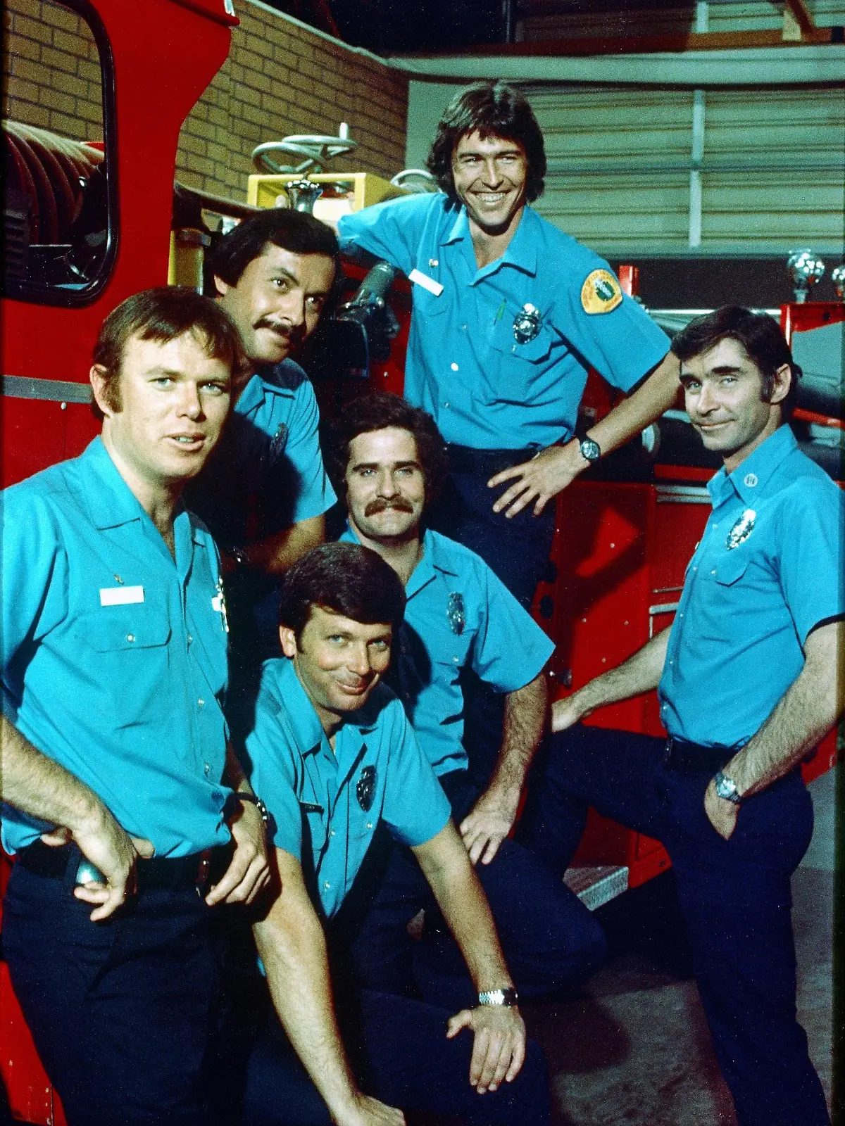 (v.l.) Roy DeSoto (Kevin Tighe), Marco Lopez (Marco Lopez), Mike Stoker (Mike Stoker), Chet Kelly (Tim Donnelly), John Gage (Randolph Mantooth) und Captain Hank Stanley (Michael Norell)