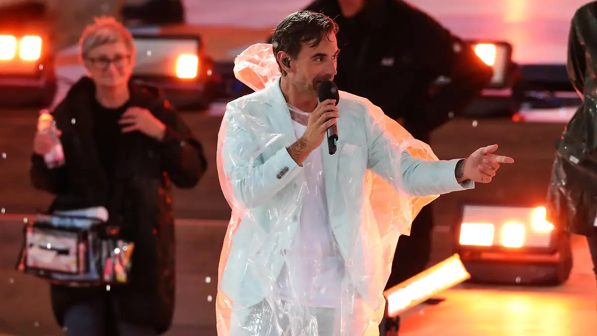 Moderator Florian Silbereisen GER mit Regenponcho muss die Aufzeichnung wegen Unwetter um 21.08 Uhr unterbrechen - ARD Aufzeichnung Show DIE GROSSE SCHLAGERSTRANDPARTY 2023 - Wir Feiern die 80 Er aus dem Amphitheater Gelsenkirchen *** Moderator Florian Silbereisen GER with rain poncho must interrupt the recording because of thunderstorm at 21 08 clock ARD recording show DIE GROSSE SCHLAGERSTRANDPARTY 2023 We celebrate the 80 He from the amphitheater Gelsenkirchen