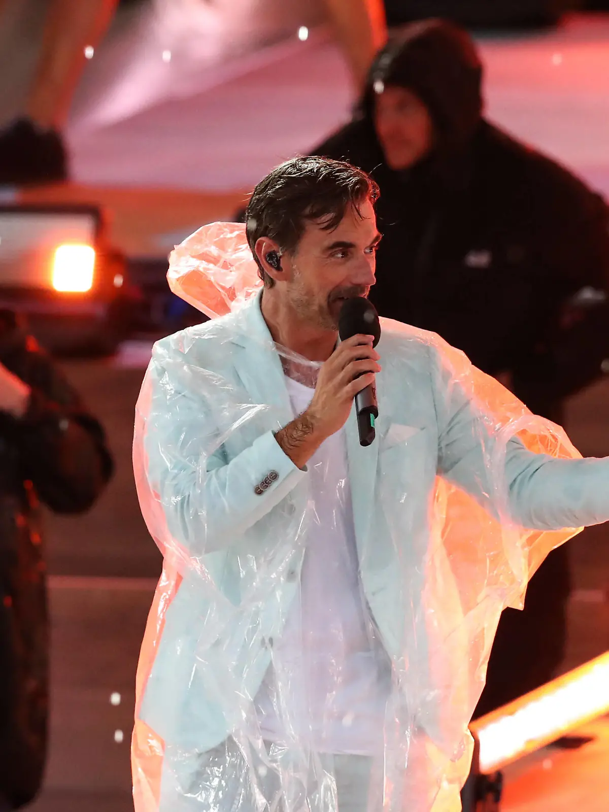 Moderator Florian Silbereisen GER mit Regenponcho muss die Aufzeichnung wegen Unwetter um 21.08 Uhr unterbrechen - ARD Aufzeichnung Show DIE GROSSE SCHLAGERSTRANDPARTY 2023 - Wir Feiern die 80 Er aus dem Amphitheater Gelsenkirchen *** Moderator Florian Silbereisen GER with rain poncho must interrupt the recording because of thunderstorm at 21 08 clock ARD recording show DIE GROSSE SCHLAGERSTRANDPARTY 2023 We celebrate the 80 He from the amphitheater Gelsenkirchen