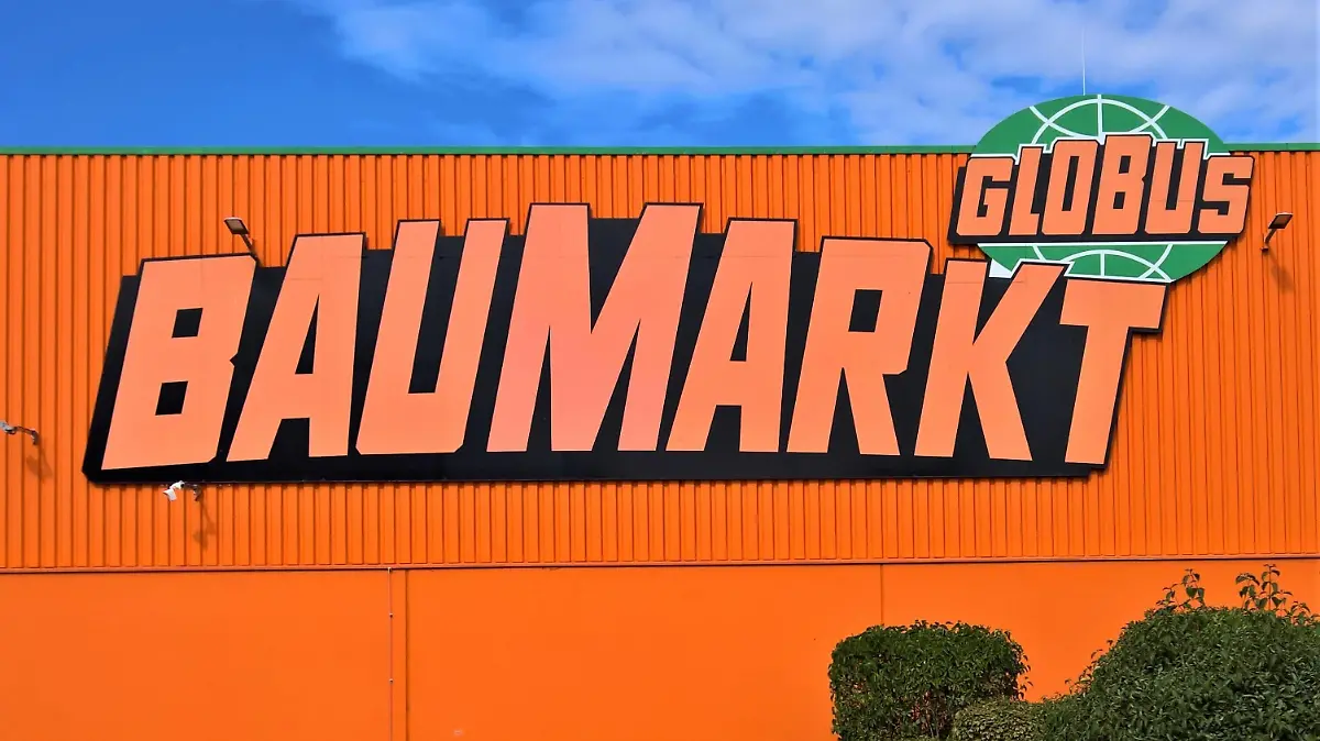 Globus Baumarkt. Die Globus-Gruppe unter Fuehrung der Globus Holding GmbH und Co KG ist ein Einzelhandelsunternehmen mit Sitz in St. Wendel. Zur Globus Holding gehoeren die unternehmensintern Markthallen genannten Globus-Verbrauchermaerkte in Deutschland, Russland und Tschechien sowie die Globus-Fachmaerkte mit den Globus-Baumaerkten und den Alphatecc-Elektrofachmaerkten *** Globus Baumarkt The Globus Group, under the leadership of Globus Holding GmbH und Co KG, is a retail company headquartered in St Wendel The Globus Holding includes the Globus consumer markets in Germany, Russia and the Czech Republic, which are referred to internally as Markthallen, as well as the Globus specialist markets with the Globus Baumaerkten and the Alphatecc
