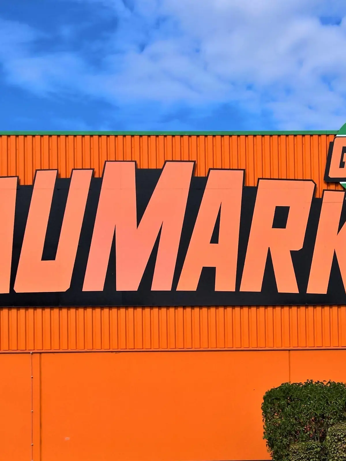  Globus Baumarkt. Die Globus-Gruppe unter Fuehrung der Globus Holding GmbH und Co KG ist ein Einzelhandelsunternehmen mit Sitz in St. Wendel. Zur Globus Holding gehoeren die unternehmensintern Markthallen genannten Globus-Verbrauchermaerkte in Deutschland, Russland und Tschechien sowie die Globus-Fachmaerkte mit den Globus-Baumaerkten und den Alphatecc-Elektrofachmaerkten *** Globus Baumarkt The Globus Group, under the leadership of Globus Holding GmbH und Co KG, is a retail company headquartered in St Wendel The Globus Holding includes the Globus consumer markets in Germany, Russia and the Czech Republic, which are referred to internally as Markthallen, as well as the Globus specialist markets with the Globus Baumaerkten and the Alphatecc