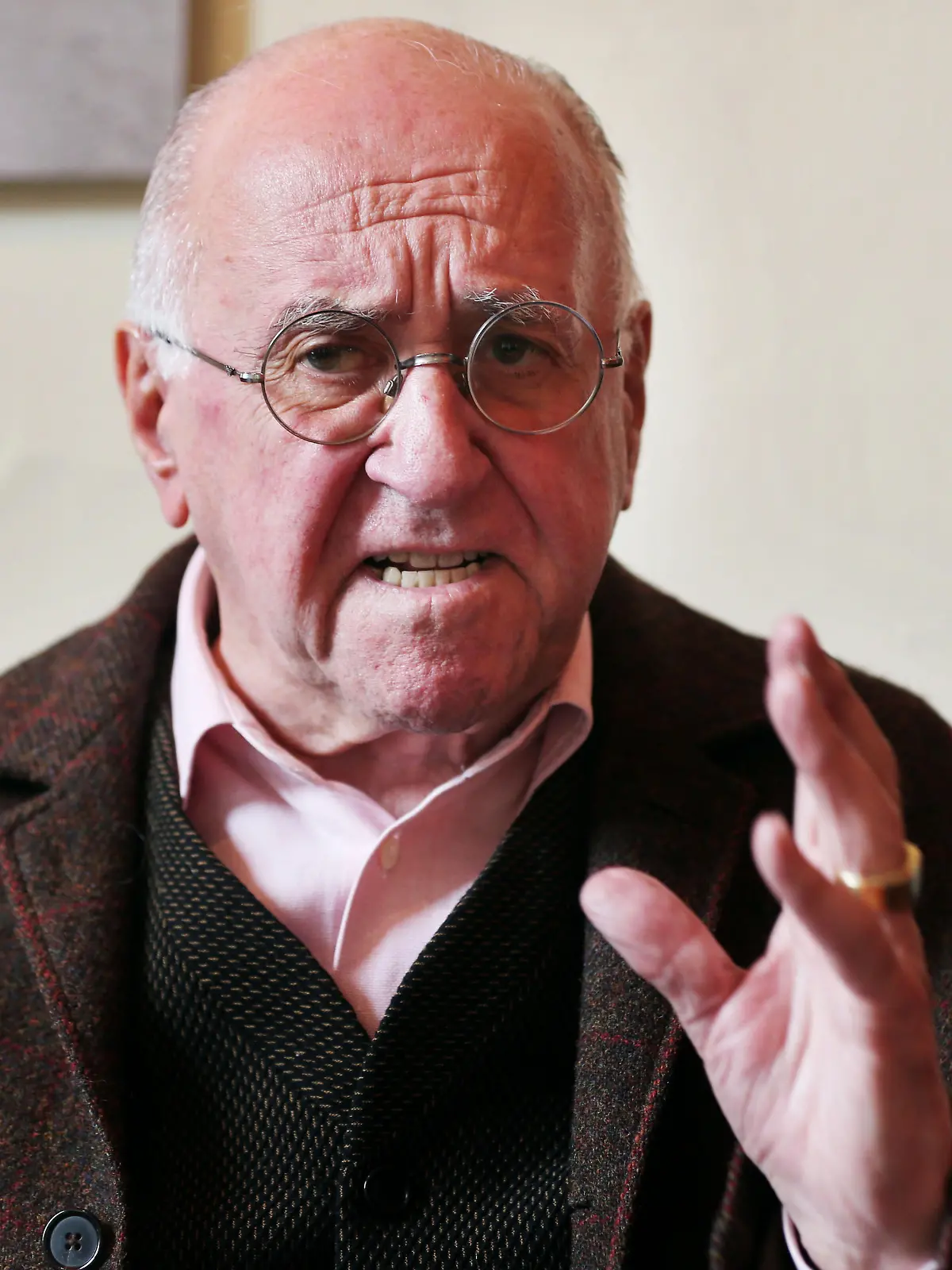 Der ehemalige Showmaster Alfred Biolek, fotografiert am 16.06.2014 in Köln (Nordrhein-Westfalen). Foto: Oliver Berg/dpa  (zu lnw-KORR: "Tribut ans Alter: Alfred Biolek schneidet nur noch Zwiebeln") +++(c) dpa - Bildfunk+++