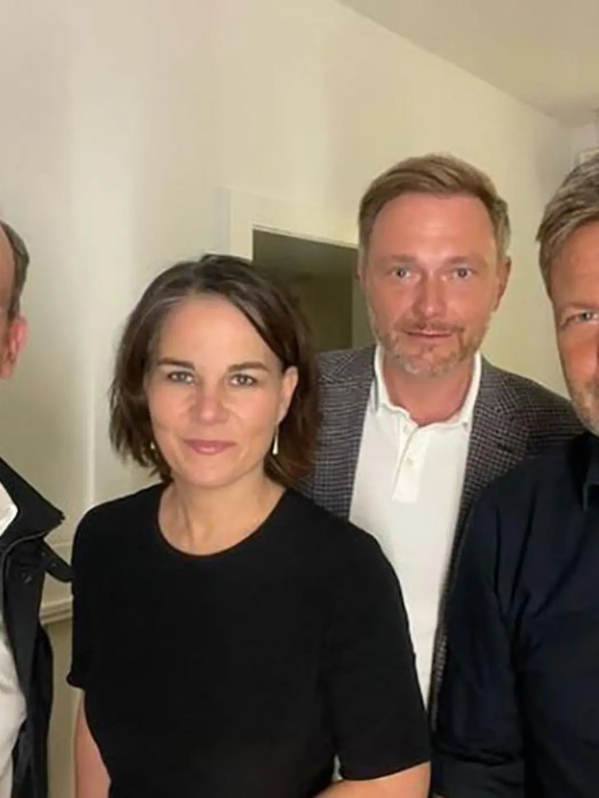 HANDOUT - 28.09.2021, Berlin: Volker Wissing (l-r), FDP-Generalsekretär, Annalena Baerbock, Bundesvorsitzende von Bündnis 90/Die Grünen, Christian Lindner, FDP-Vorsitzender und Robert Habeck, Co-Bundesvorsitzender von Bündnis 90/Die Grünen sind auf einem Selfie zu sehen, das FDP-Generalsekretär Wissing am 28.09.2021 auf seinem Instagram-Account veröffentlicht hat. Foto: Volker Wissing/FDP/instagram/dpa - ACHTUNG: Nur zur redaktionellen Verwendung im Zusammenhang mit der aktuellen Berichterstattung über das Treffen und nur mit vollständiger Nennung des vorstehenden Credits, Achtung bestmögliche Qualität +++ dpa-Bildfunk +++