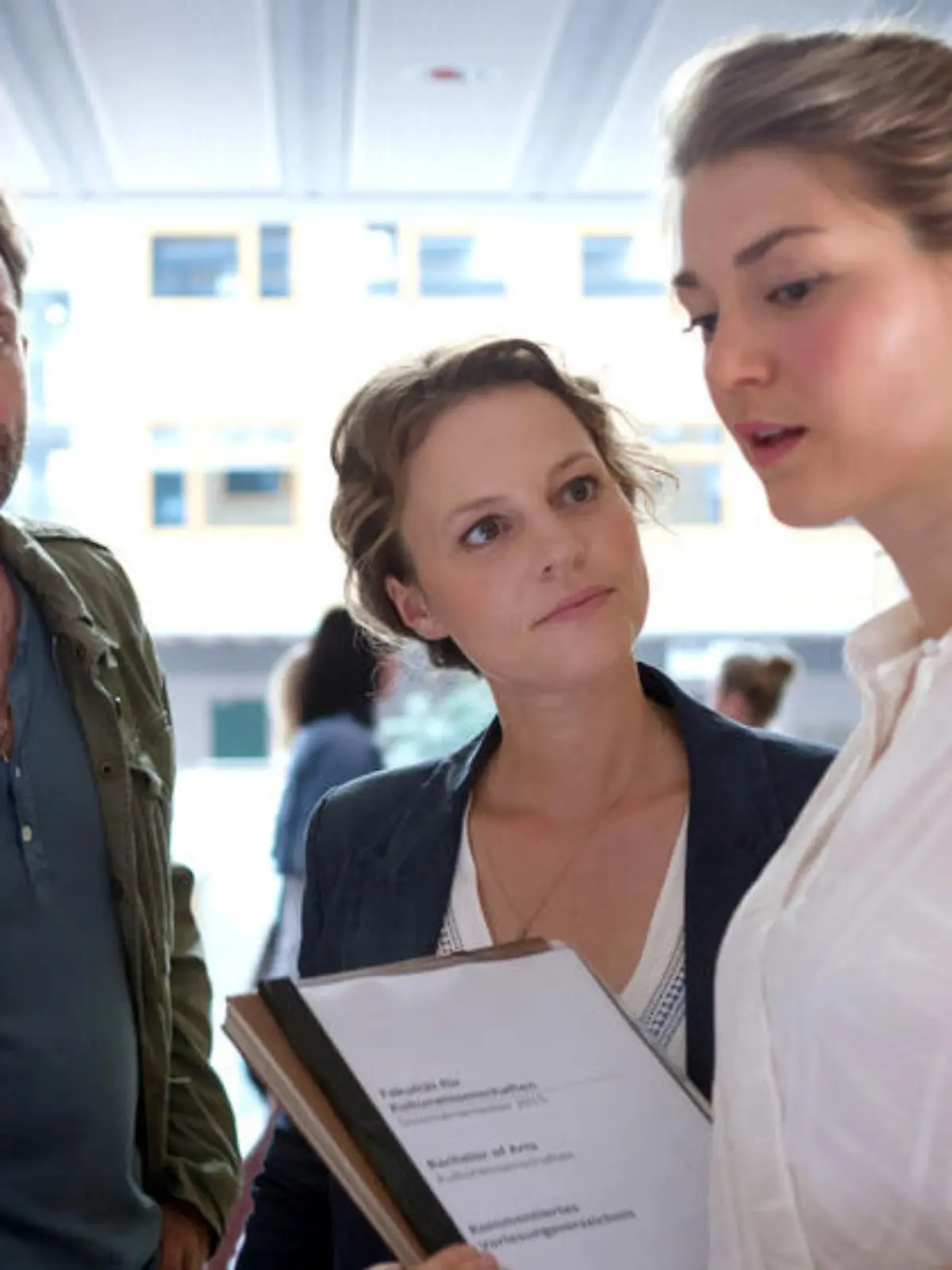 "Polizeiruf 110: Grenzgänger": Kommissarin Lenski (Maria Simon, M.) und ihr Kollege Raczek (Lucas Gregorowicz) lassen sich von einer Uni-Mitarbeiterin (Susann Mertz) den Spind des Opfers zeigen