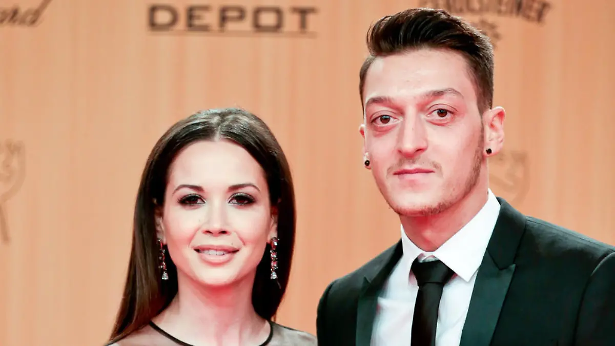 Mandy Grace Capristo und Mesut Özil im November 2015 bei der Bambi-Verleihung