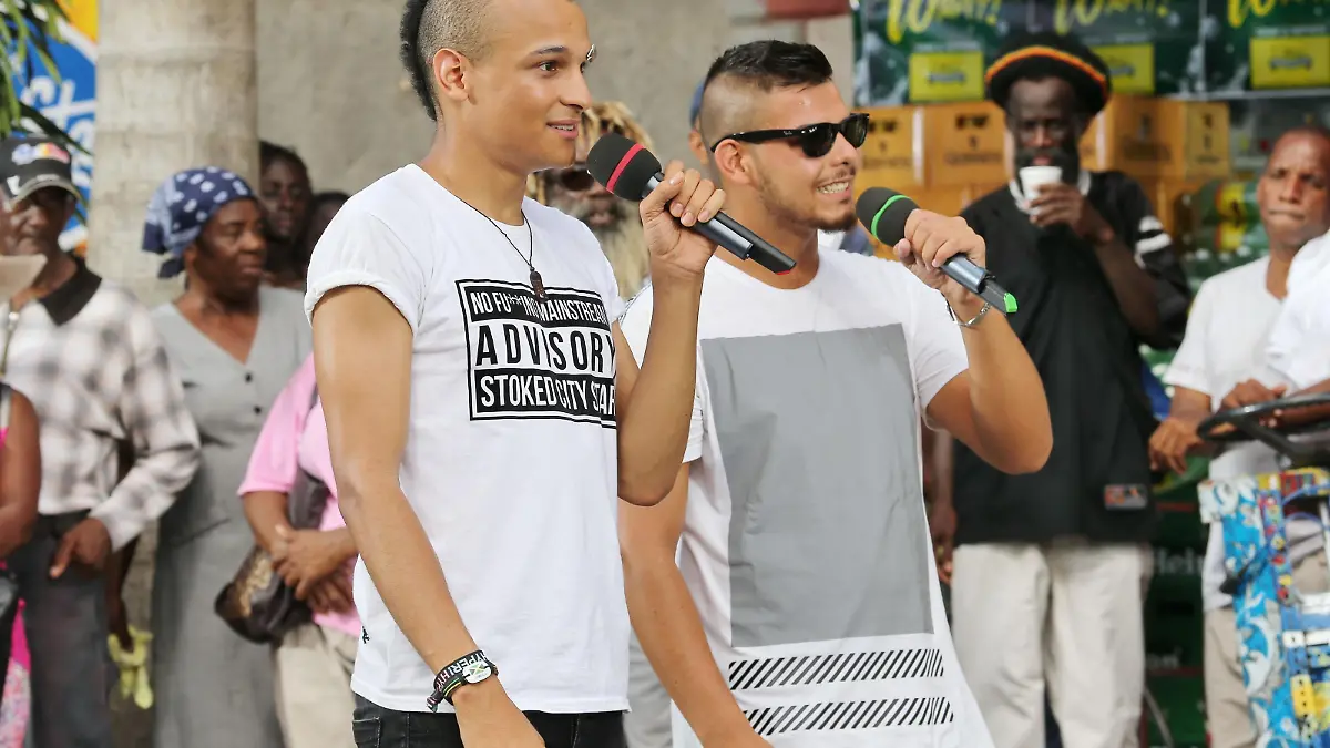 Auf dem Marktplatz in Falmouth präsentieren Prince Damien (l.) und Francesco Kiesewetter vor vielen Einheimischen und der Jury neben dem Gesang auch ihre einstudierte Choreographie.    Verwendung der Bilder für Online-Medien ausschließlich mit folgender Verlinkung:'Alle Infos zu 'Deutschland sucht den Superstar' im Special bei RTL.de: http://www.rtl.de/cms/sendungen/superstar.html
