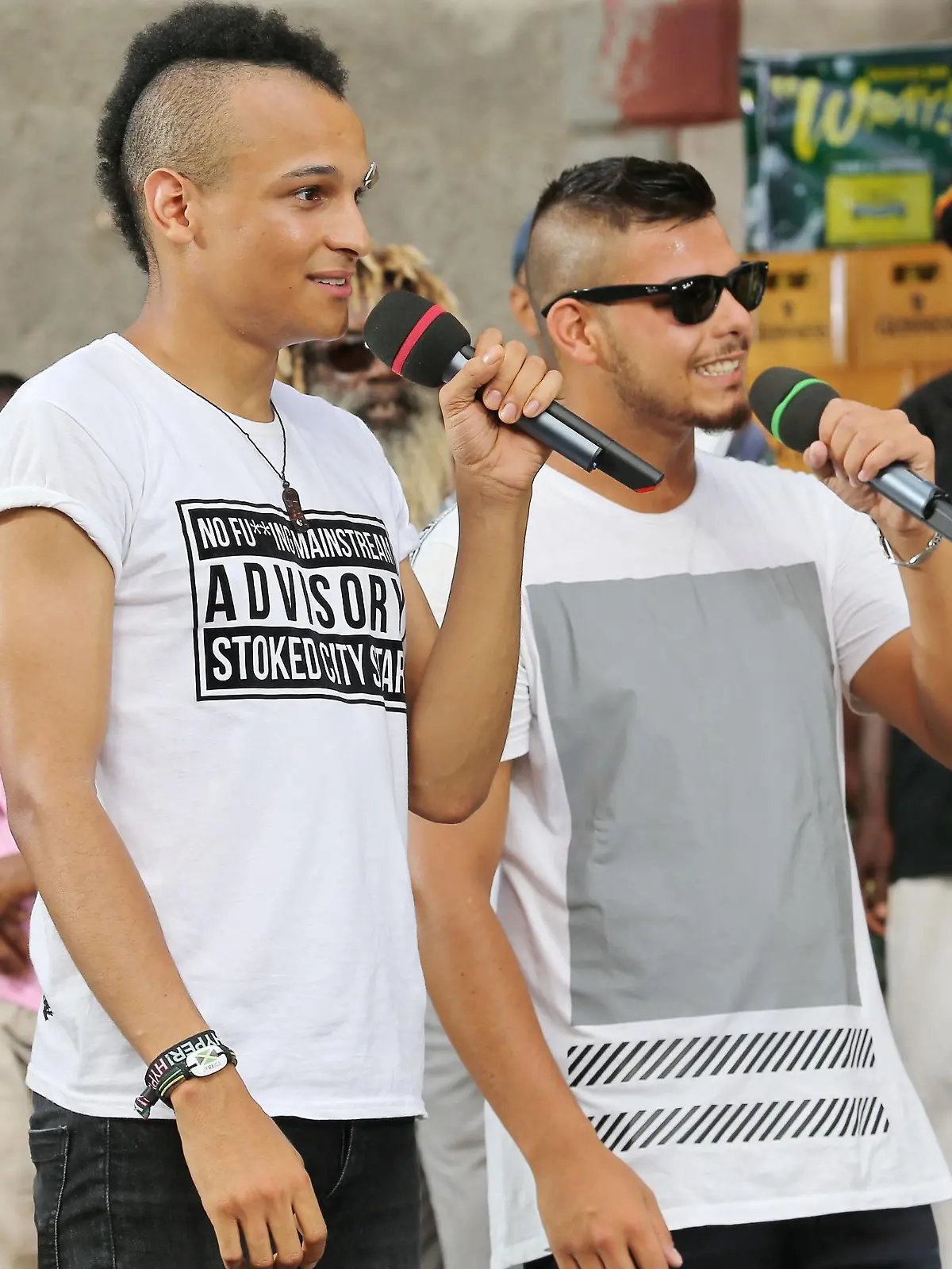 Auf dem Marktplatz in Falmouth präsentieren Prince Damien (l.) und Francesco Kiesewetter vor vielen Einheimischen und der Jury neben dem Gesang auch ihre einstudierte Choreographie.    Verwendung der Bilder für Online-Medien ausschließlich mit folgender Verlinkung:'Alle Infos zu 'Deutschland sucht den Superstar' im Special bei RTL.de: http://www.rtl.de/cms/sendungen/superstar.html