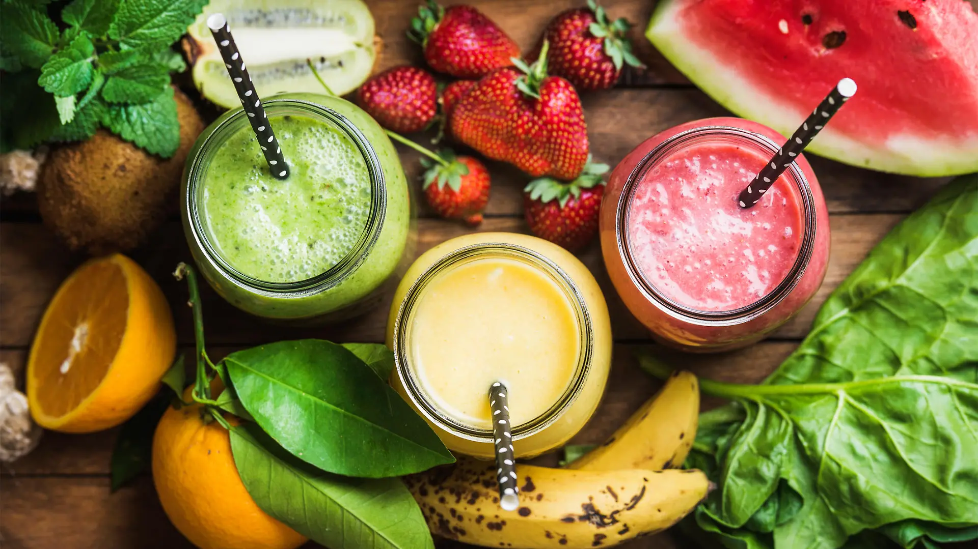 Smoothies aus Obst und Gemüse in grün, rot und gelb.