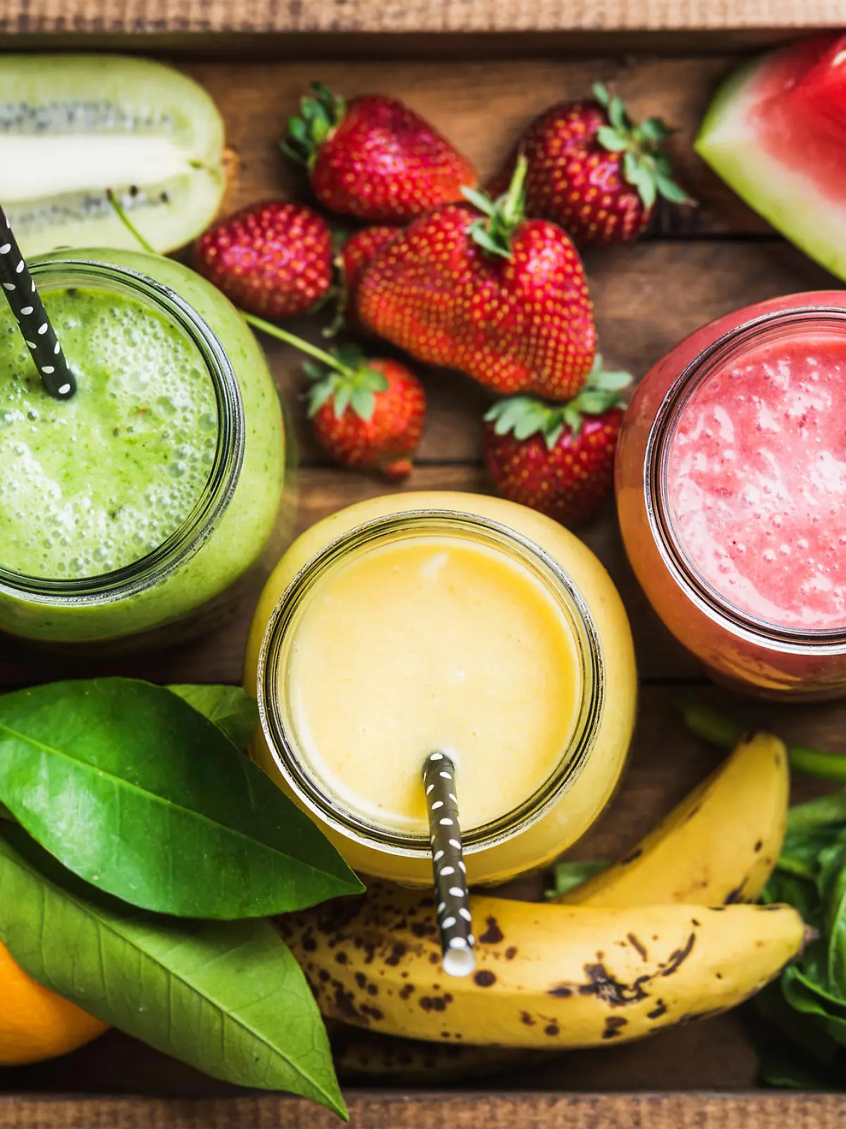 Smoothies aus Obst und Gemüse in grün, rot und gelb.