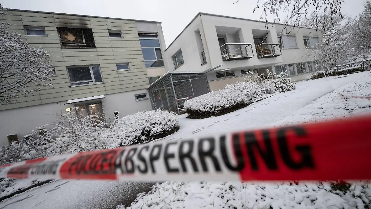 18.01.2023, Baden-Württemberg, Reutlingen: Polizeiabsperrband ist nach einem Brand in einer Pflegeeinrichtung um Teile des Gebäudes angebracht worden. Nach der Brandkatastrophe in einem Pflegeheim für psychisch kranke Menschen, bei der in Reutlingen drei Bewohner starben, ist die Ursache für das Feuer noch unklar. Foto: Marijan Murat/dpa +++ dpa-Bildfunk +++