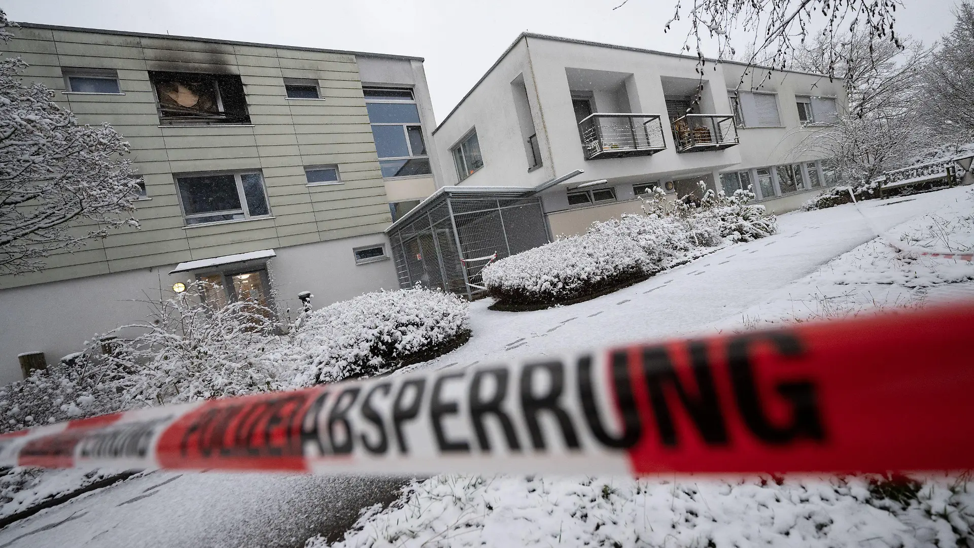 18.01.2023, Baden-Württemberg, Reutlingen: Polizeiabsperrband ist nach einem Brand in einer Pflegeeinrichtung um Teile des Gebäudes angebracht worden. Nach der Brandkatastrophe in einem Pflegeheim für psychisch kranke Menschen, bei der in Reutlingen drei Bewohner starben, ist die Ursache für das Feuer noch unklar. Foto: Marijan Murat/dpa +++ dpa-Bildfunk +++