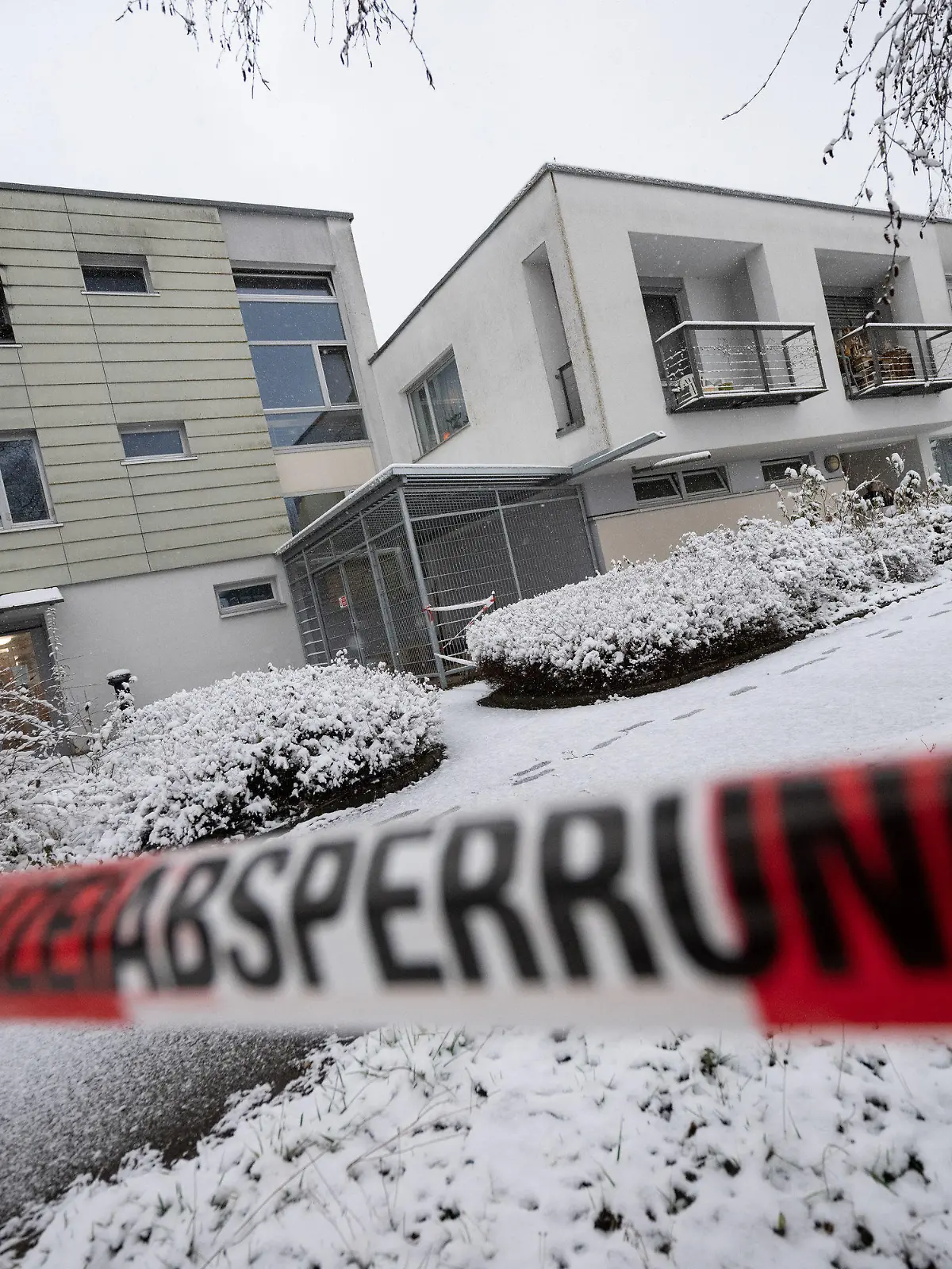 18.01.2023, Baden-Württemberg, Reutlingen: Polizeiabsperrband ist nach einem Brand in einer Pflegeeinrichtung um Teile des Gebäudes angebracht worden. Nach der Brandkatastrophe in einem Pflegeheim für psychisch kranke Menschen, bei der in Reutlingen drei Bewohner starben, ist die Ursache für das Feuer noch unklar. Foto: Marijan Murat/dpa +++ dpa-Bildfunk +++