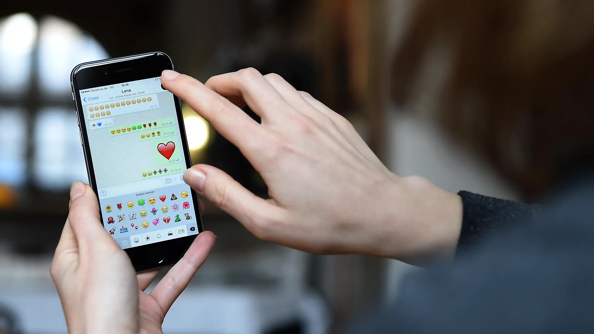 ILLUSTRATION - Auf dem Display eines iphone 6 ist am 20.03.2015 ein Chatverlauf der App 'WhatsApp' mit Emoticons zu sehen. Foto: Britta Pedersen