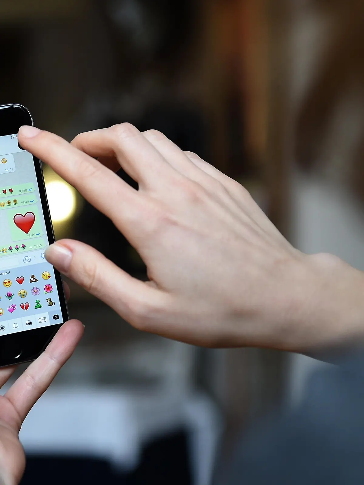 ILLUSTRATION - Auf dem Display eines iphone 6 ist am 20.03.2015 ein Chatverlauf der App 'WhatsApp' mit Emoticons zu sehen.   Foto: Britta Pedersen