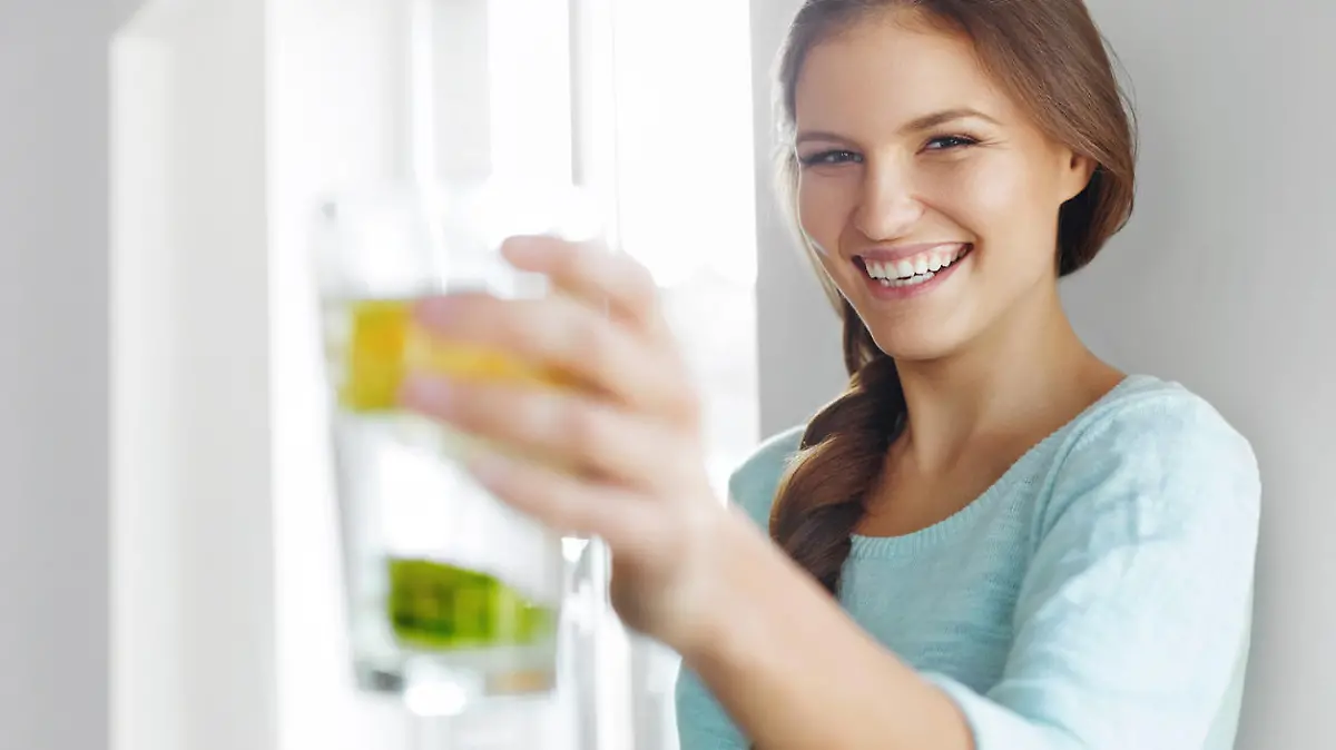 Frau mit Detox-Drink