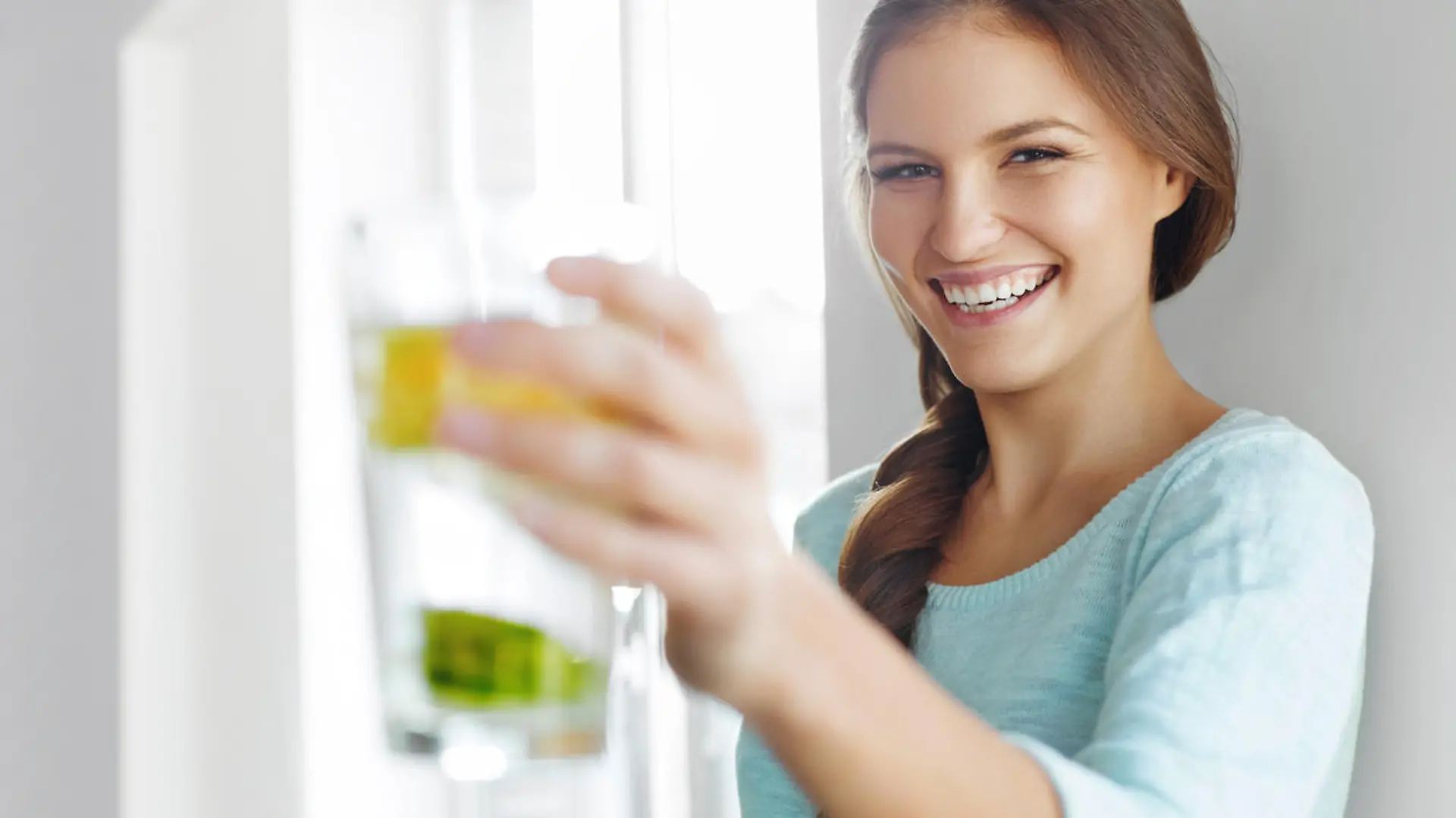 Frau mit Detox-Drink