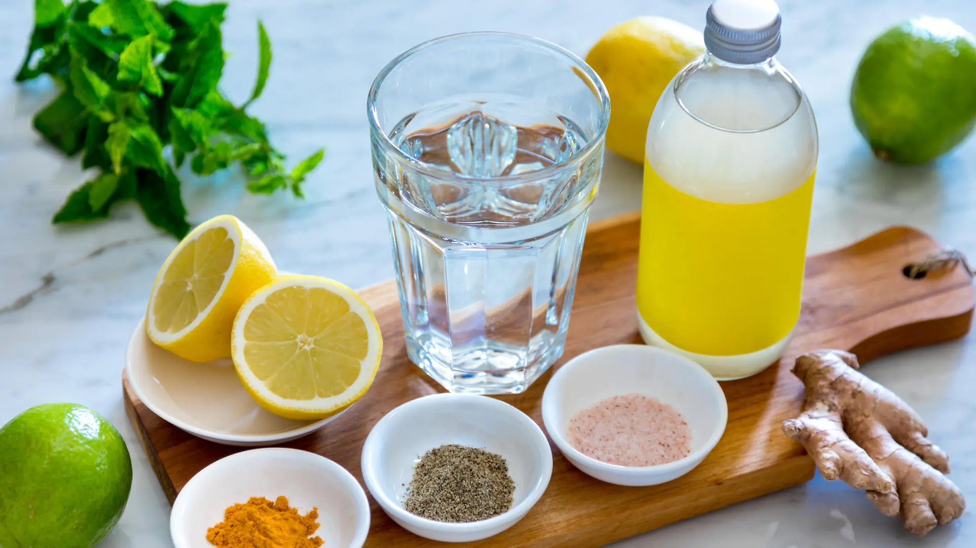 Mit Hilfe von Gewürzen und frischem Obst wird Mineralwasser zum gesunden Detox-Mittel.