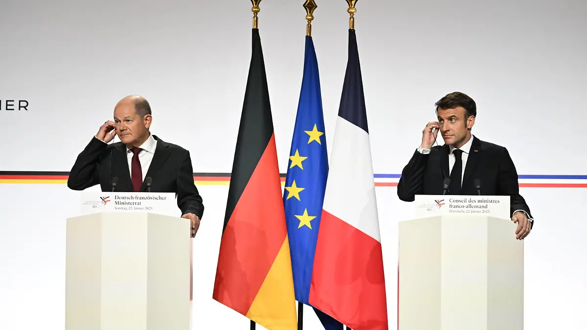 Olaf Scholz, chancelier allemand et Emmanuel Macron, president de la Republique francaise lors de la conference de presse conjointecelebration of the 60th anniversary of the signing of the Elysee Treaty, to seal reconciliation between France and West Germany, 18 years after the Second World War, in Paris on January 22, 2023.//04SIPA_sipa.121/Credit:ERIC TSCHAEN-POOL/SIPA/2301230817/Credit:ERIC TSCHAEN-POOL/SIPA/2301230926