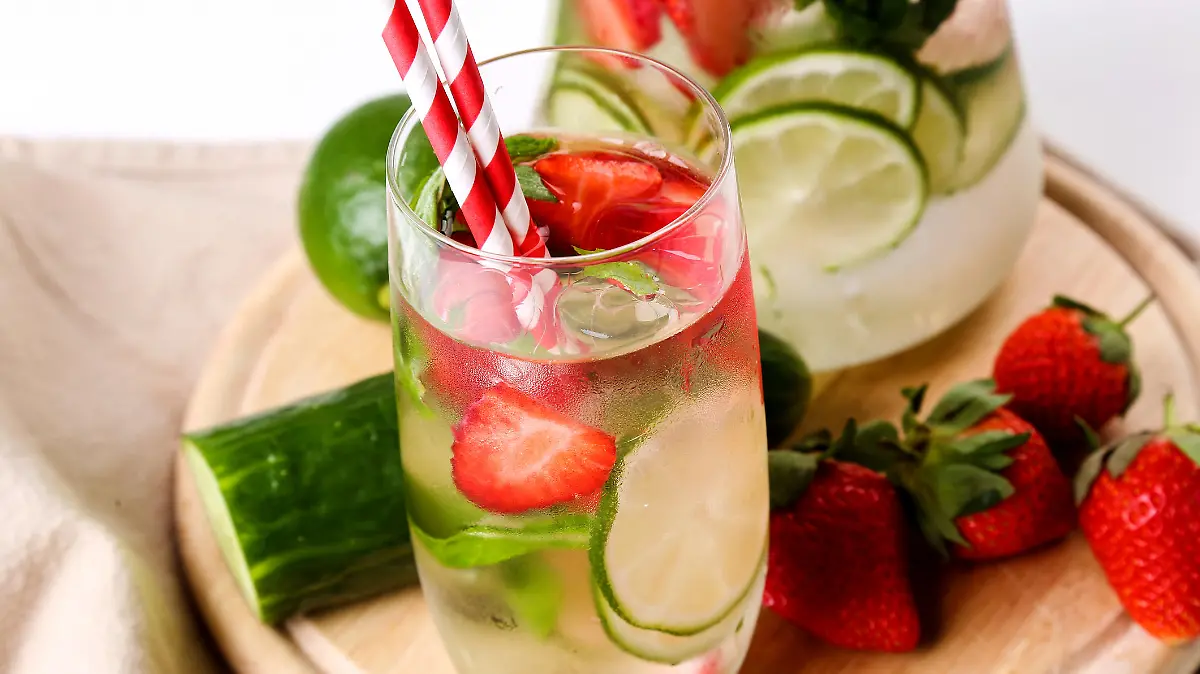 Wasser mit Erdbeere und Gurke