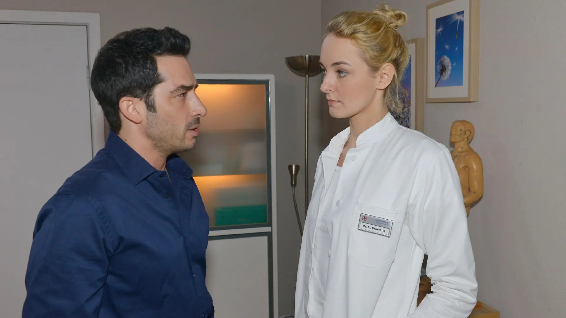 Tayfun (Tayfun Baydar) hat sich im Krankenhaus durchchecken lassen und bekommt von der Ärztin Maja Brünning (Ann Catrin Marzke) die fatale Diagnose mitgeteilt...