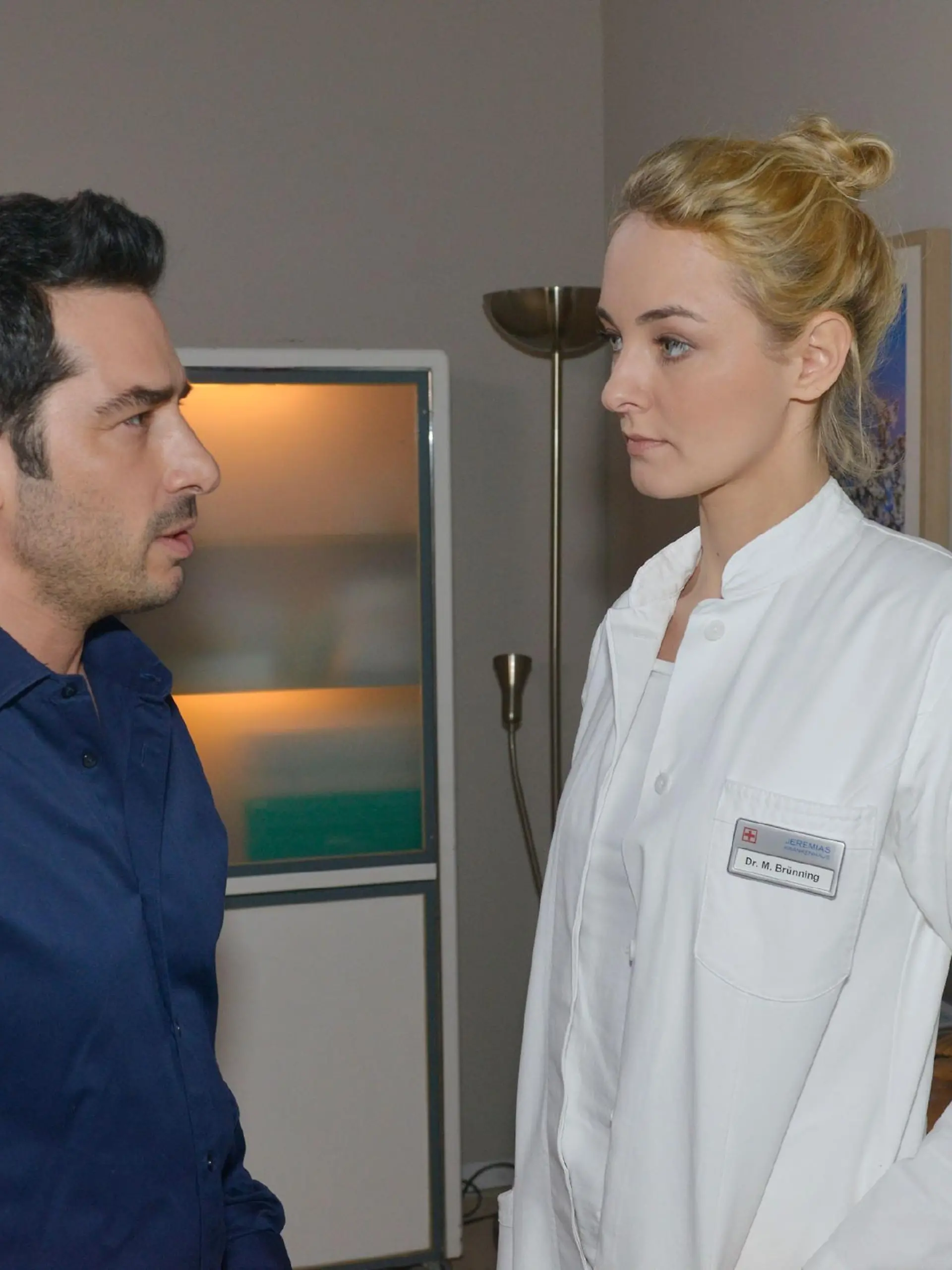 Tayfun (Tayfun Baydar) hat sich im Krankenhaus durchchecken lassen und bekommt von der Ärztin Maja Brünning (Ann Catrin Marzke) die fatale Diagnose mitgeteilt... 