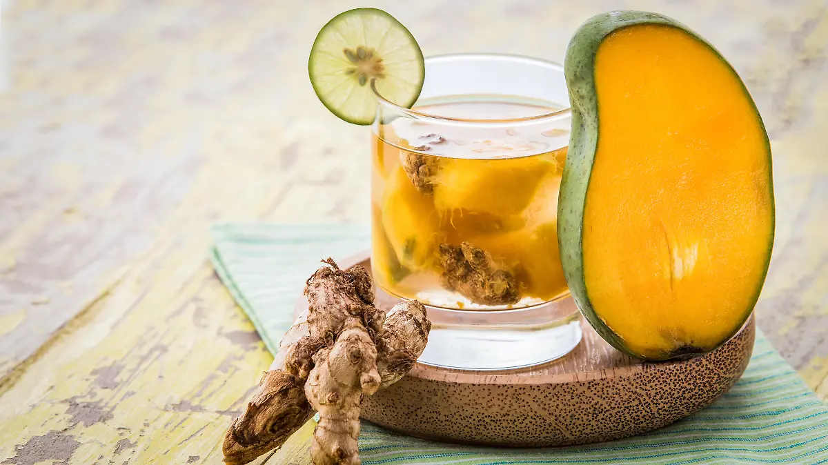 Wasser mit Ingwer und Mango.