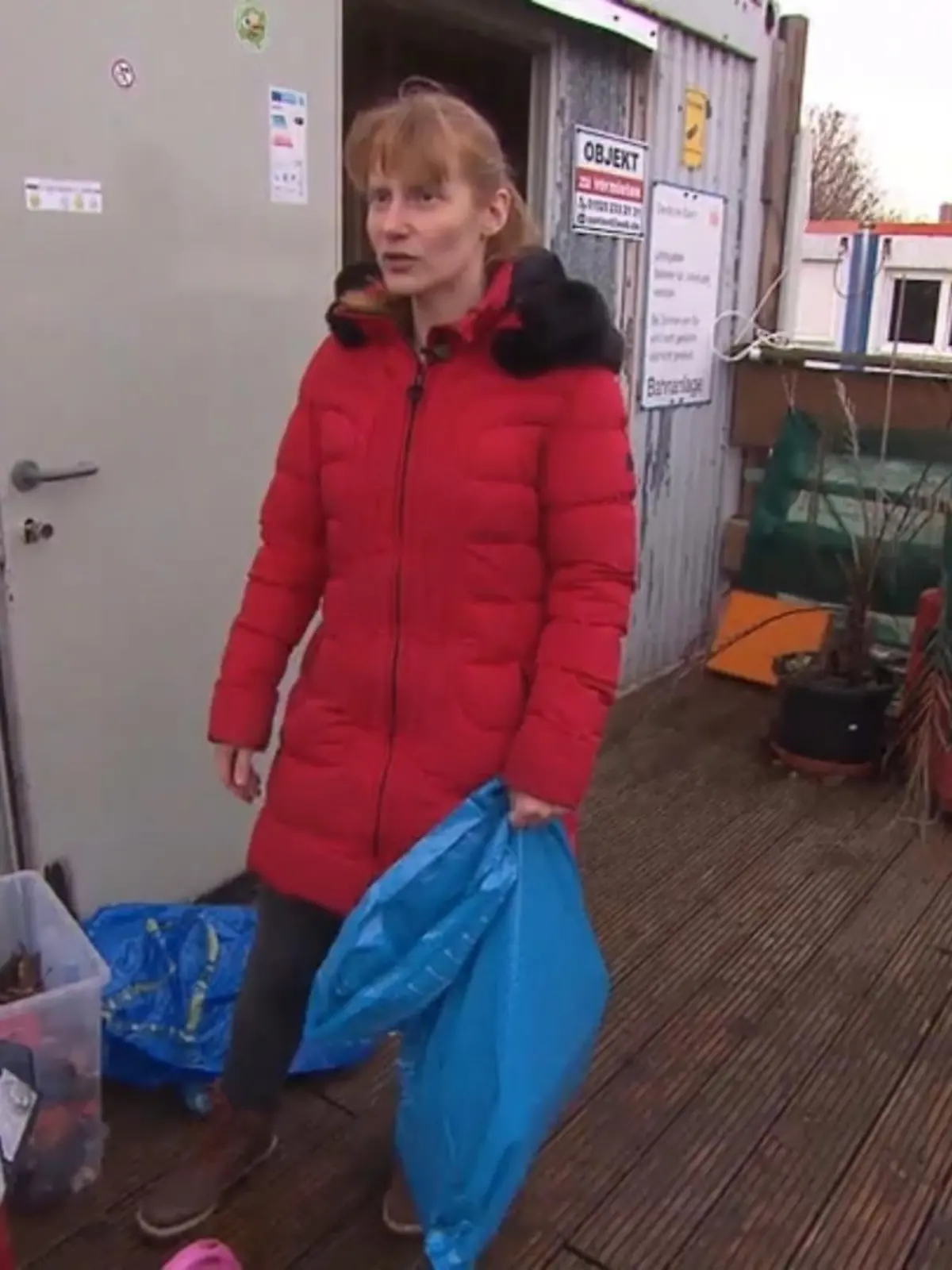 Bild zu: "Zweifach-Mutter lebt in Mini-Container"