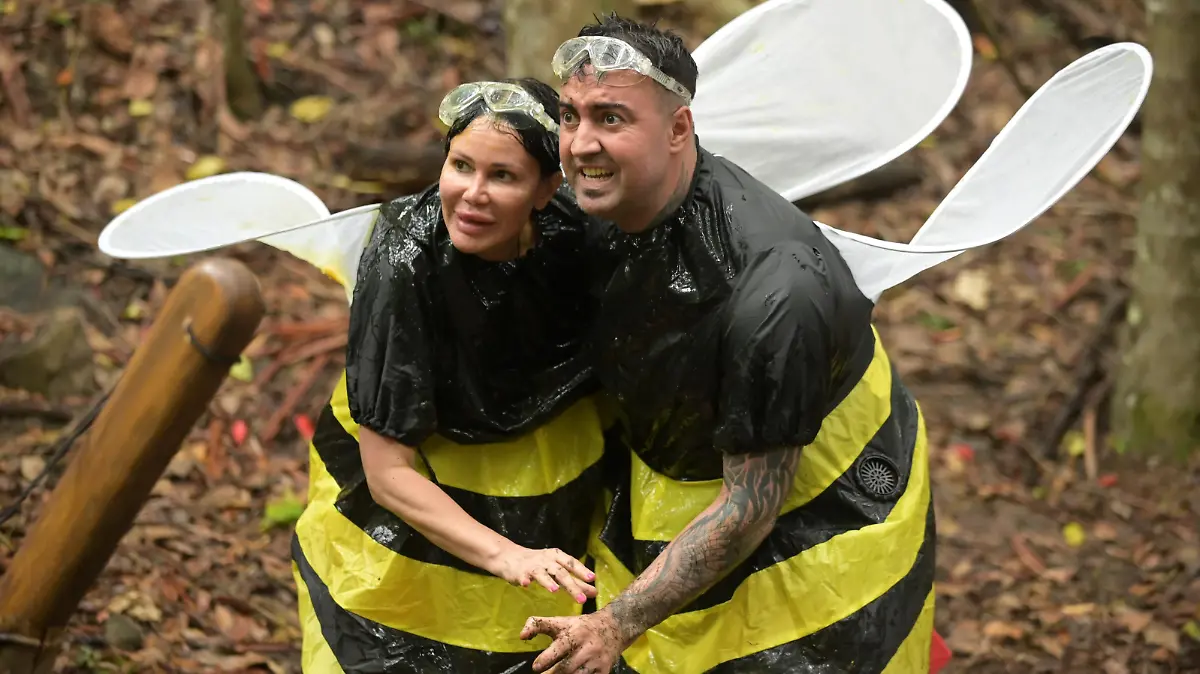 ACHTUNG: SPERRFRIST FÜR ALLE MEDIEN BIS MONTAG, 16.01.2023, 23.45 UHR !!! Tag 4. Djamila Rowe und Cosimo Citiolo treten zur Schatzsuche "Bee Careful" an. Die beiden schlüpfen in ein gemeinsames Bienenkostüm. Djamila muss mit ihrem Stachel die Ballons zum platzen bringen. In den Ballons befindet sich nicht nur eine gelbe, schleimige Flüssigkeit, sondern in einigen auch gelbe, kleine Bälle (Pollen).
Die Verwendung des sendungsbezogenen Materials ist nur mit dem Hinweis und Verlinkung auf RTL+ gestattet.