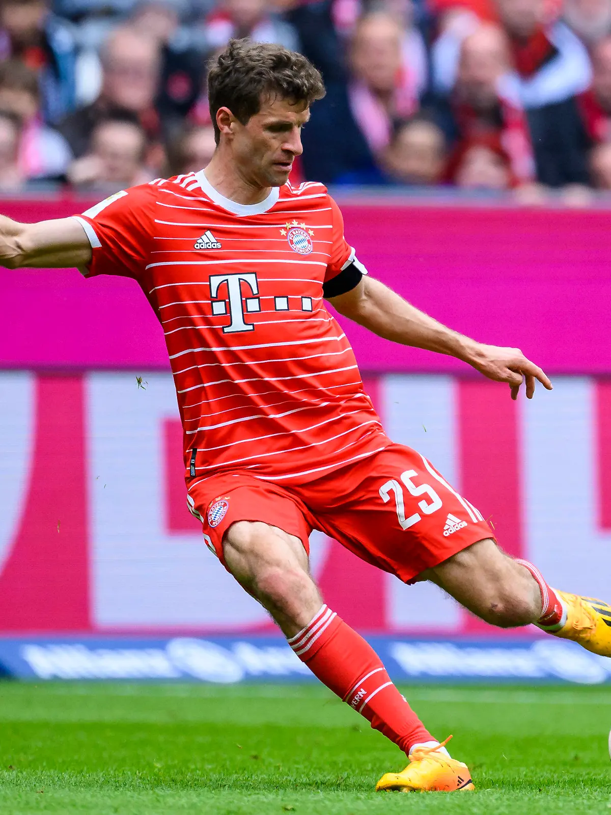 ARCHIV - 13.05.2023, Bayern, München: Fußball: Bundesliga, Bayern München - FC Schalke 04, 32. Spieltag, Allianz Arena. Münchens Thomas Müller in Aktion. Rose glaubt weiter an eine Zukunft von Müller beim FC Bayern. (zu dpa: «Rose zur Müller-Zukunft: «Wird weiter in Bayern-Bettwäsche schlafen»») Foto: Tom Weller/dpa +++ dpa-Bildfunk +++