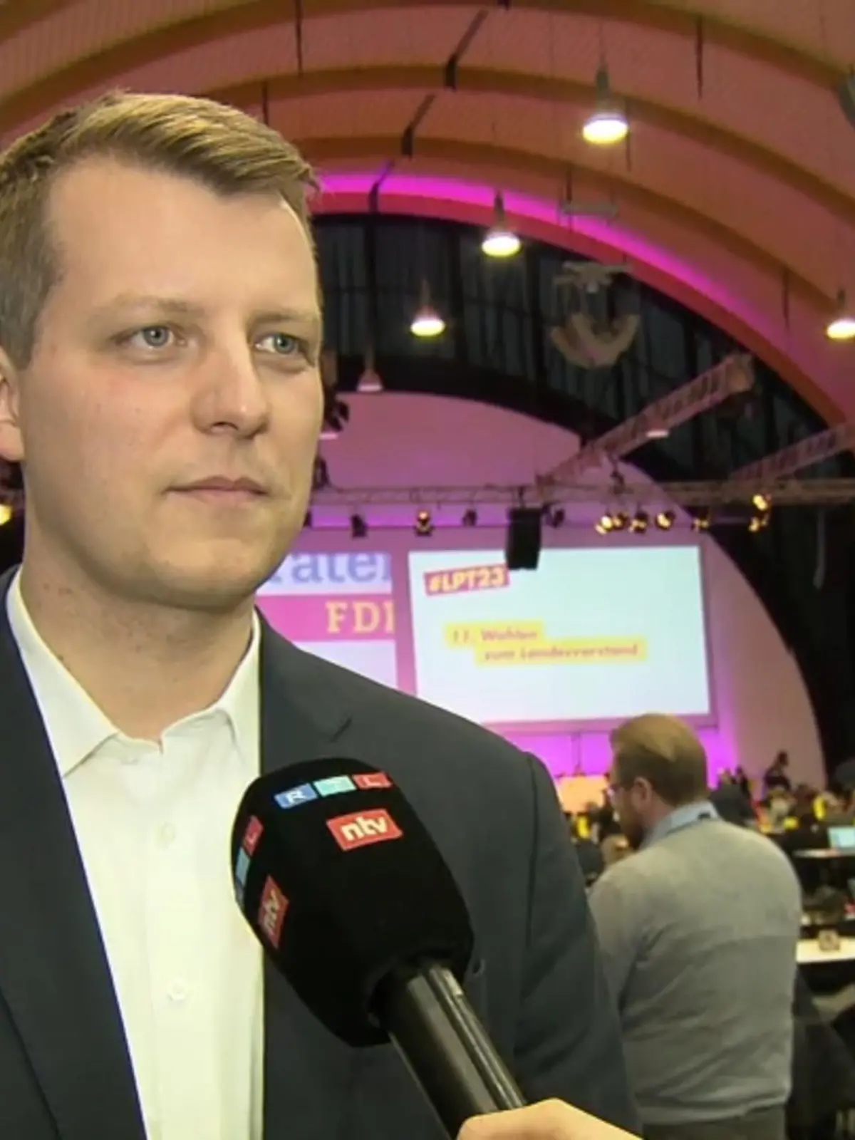 RTL WEST-Reporterin Saskia Gaebel hat Henning Höne auf dem Landesparteitag der FDP in Bielefeld getroffen. Er ist der neue Landesvorsitzende der FDP in NRW. In dem Gespräch ging es auch über die Forderung seines Vorgängers Joachim Stamp.