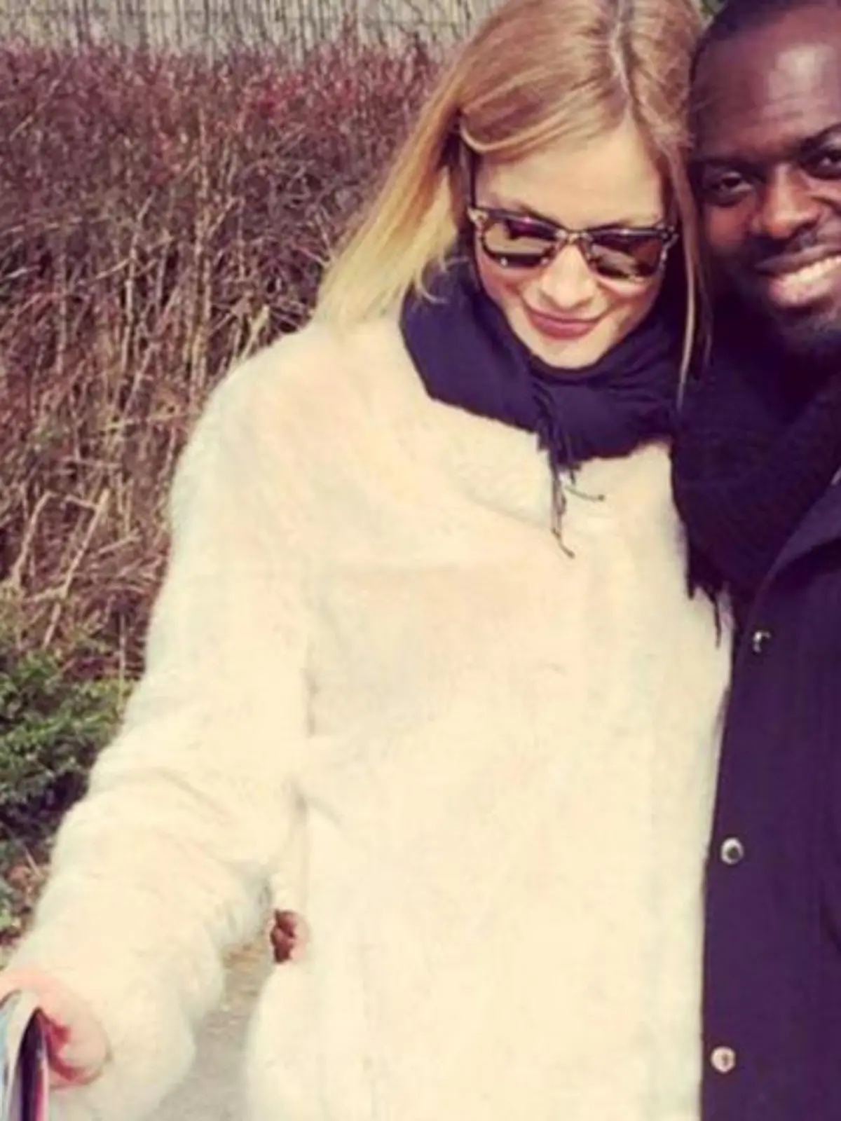 Mit diesem niedlichen Foto verkündete Hans Sarpei die Baby-Neuigkeiten auf Facebook