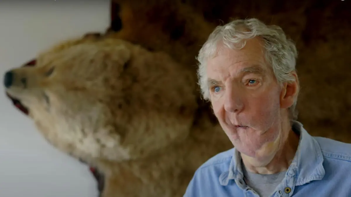 Wesley Perkins (65) ist einer der wenigen Leute, die einen Bärenangriff überlebt haben. Hier im Hintergrund: Der ausgestopfte Grizzly, der ihn 2011 beinahe getötet hätte.